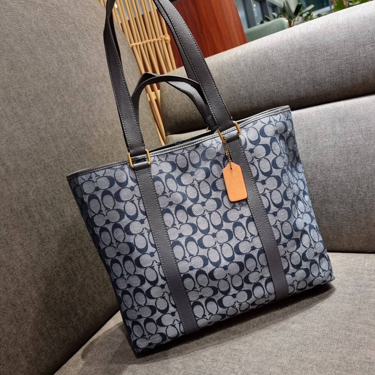 COACH C8182 HUDSON DOUBLE HANDLE TOTE IN SIGNATURE CHAMBRAY ใหม่ล่าสุด กระเป๋าทรงโท้ทใบใหญ่ ที่จุดของความจุ ใส่ได้แบบคุ้มๆไปเลย วัสดุผ้าแชมเบรย์ตัดด้วยหนัง pepble สวย คม ดูดี ปากกระเป๋ามีกระดุมแม่เหล็กปิดกันของหล่นได้ ภายในโล่งกว้างมาก ซิกเนเจอร์รุ่นนี้คื