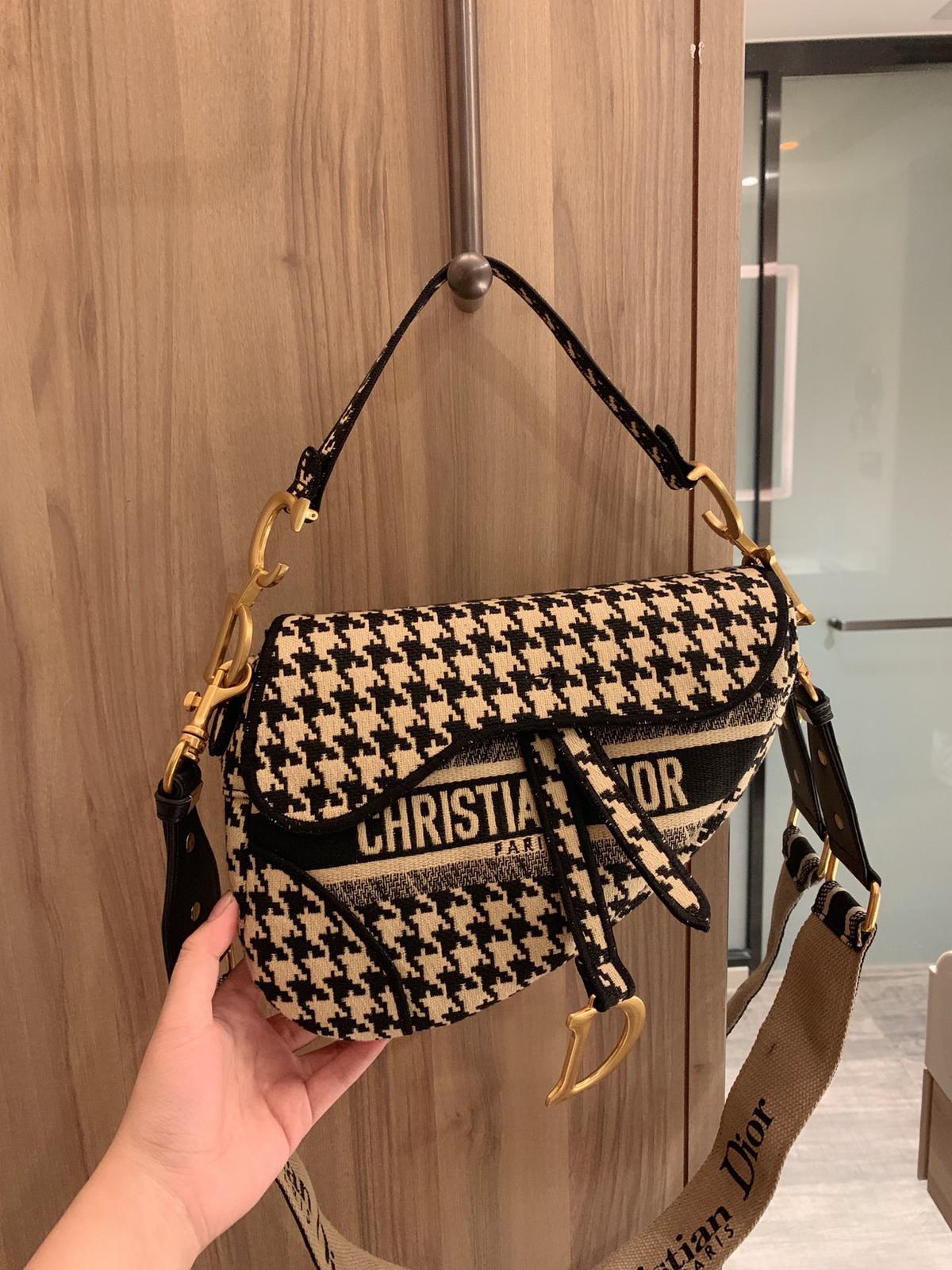 DIOR SADDLE BAG กระเป๋าสะพายดิออร์ รุ่นยอดนิยมตามแบบฉบับแบรนด์ ใช้งานได้ 2 แบบ สะพายยาว CROSSBODY และสายสั้นถือได้เก๋ๆ ลุคนี้คูลสุดๆ เลยค่าา ภาพถ่ายจากสินค้าจริง! สวยมาก พร้อมส่งที่ไทยราคาสุดคุ้ม สาวๆ ห้ามพลาดค่ะ!