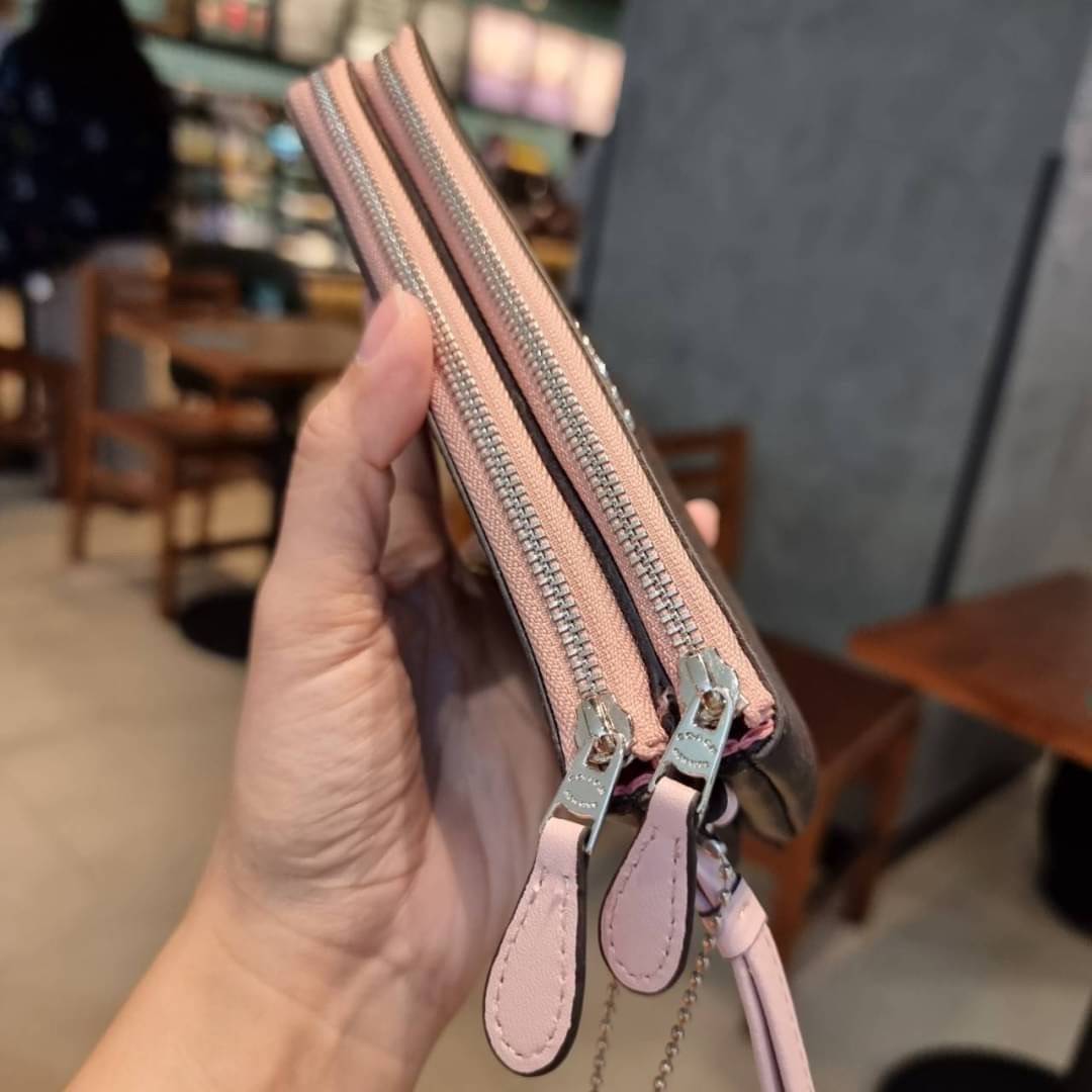 COACH F87591 DOUBLE CORNER ZIP WALLET IN SIGNATURE COATED CANVAS คล้องมือรุ่น 2 ซิป!! มาแล้วจ้า 🌟🤗 ไซส์นี้คือเหมาะมือจริงๆ พกง่ายเช่นเคย ไม่ต้องกังวลว่าจะเกะกะหรือกินพื้นที่กระเป๋าหลัก วัสดุหนังแคนวาสเคลือบลาย มีช่องหลักแยก 2 ช่อง ภายในบุผ