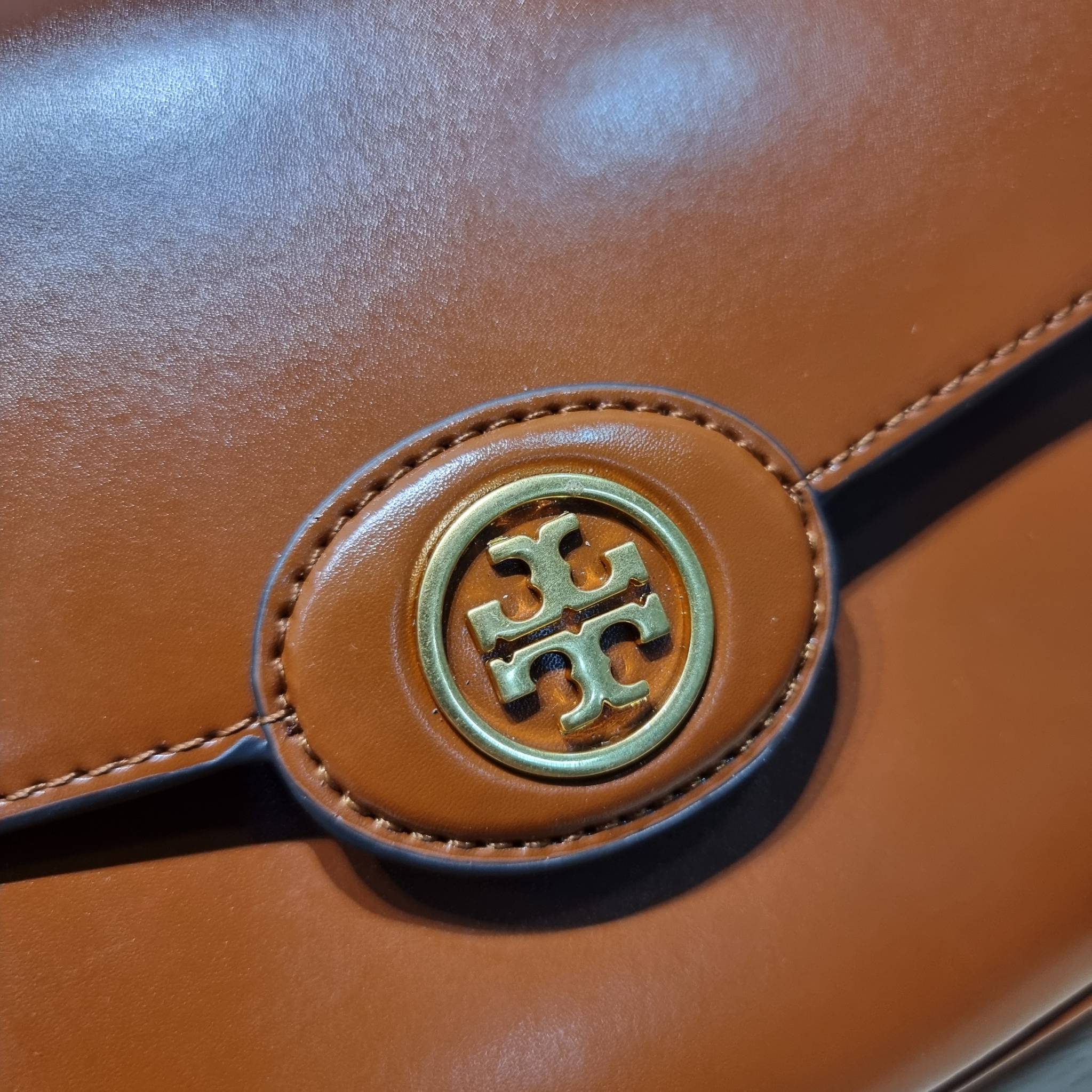 TORY BURCH ROBINSON SPAZZOLATO CONVERTIBLE SHOULDER BAG คอลเลคชั่นใหม่ สวยก่อนใคร ในราคาสุดคุ้ม! กับกระเป๋าสะพายไหล่ ดีไซน์สุดหรู หนังแก้วเงาสวยคม สีผู้ดี รูปทรงใช้งานได้ทุกลุค