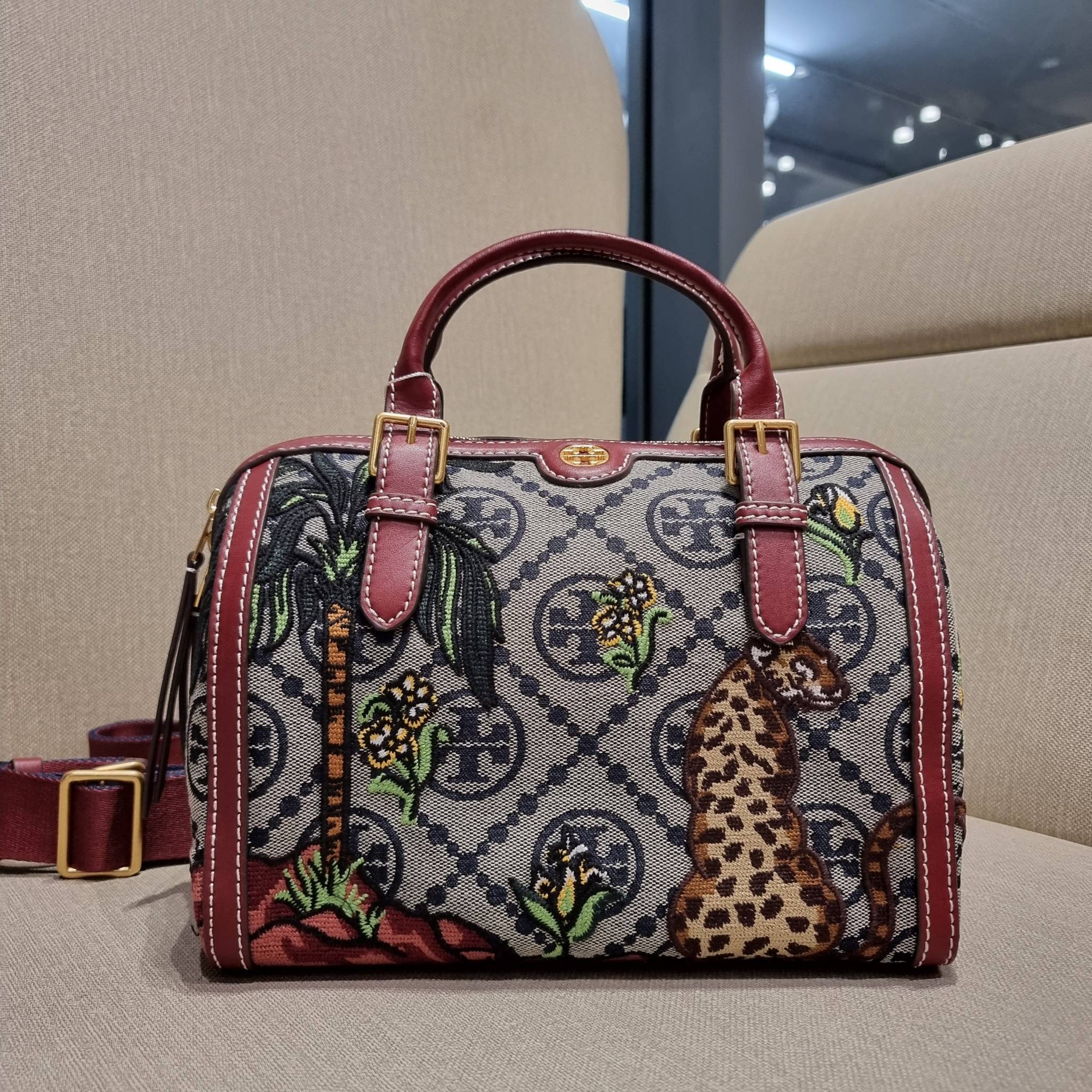 TORY BURCH T MONOGRAM JACQUARD EMBROIDERED DUFFLE คอลใหม่ล่าสุด สวยพร้อมเสิร์ฟแบบไม่ต้องรอพรีฯ ลายโมโนแกรมสุดคลาสสิคที่ถูกดีไซน์รังสรรค์ด้วยงานปักสุดชิค น่าใช้ใจฟูแค่แรกเห็น!! วัสดุ jacquard woven สลับหนังแท้ หูจับในตัว และพร้อมไปเลยกับสายสะพายข้าง ที่จะถ