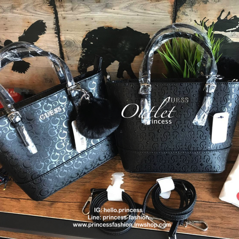 GUESS Factory Women's Mini Tote Bag กระเป๋าถือหรือสะพายทรง mini tote pu. ลายแบรนด์รอบใบ เปิดปิดด้วยซิป ภายในโล่งใส่ wallet ยาว, mini iPad และของใช้ส่วนตัวได้ หูหิ้ว และสายสะพาย ปรับระดับได้ และพิเศษ!! มาพร้อมกับพวงกุญแจปอมปอมค่ะ