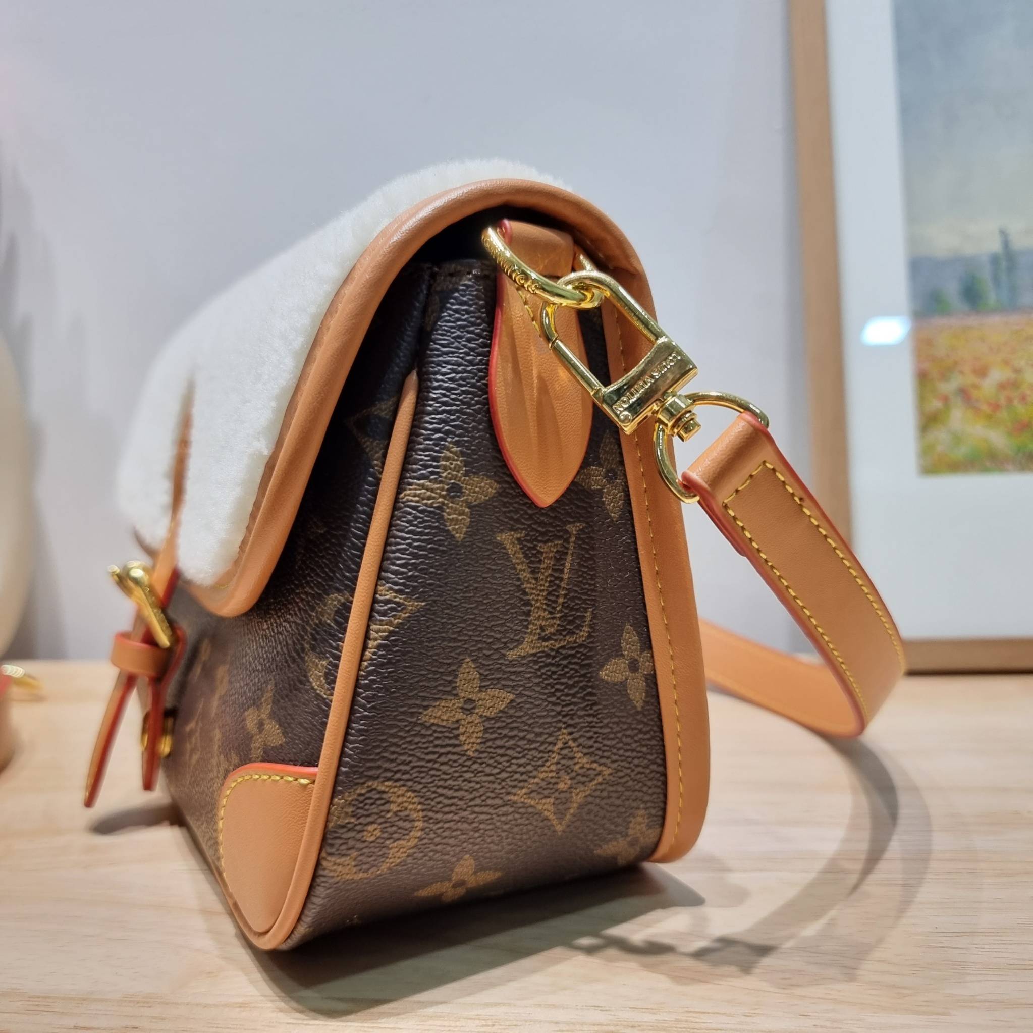 LV DIANE FLEECE BAG ใหม่กับรุ่นที่ทำมาจำนวนจำกัด ดีไซน์ต้อนรับอากาศเย็นๆช่วงส่งท้ายปี กับกระเป๋าสะพายทรงสวย ดีไซน์คลาสสิคซ่อนความหรู ด้วยการตกแต่งขนฟูนุ่ม วัสดุหนังแคนวาสตัดสลับหนังแท้ เปิด-ปิดกระเป๋าด้วยกระดุมแม่เหล็ก ภายในเป็นช่องโล่ง ใส่ของสำคัญได้ครบ
