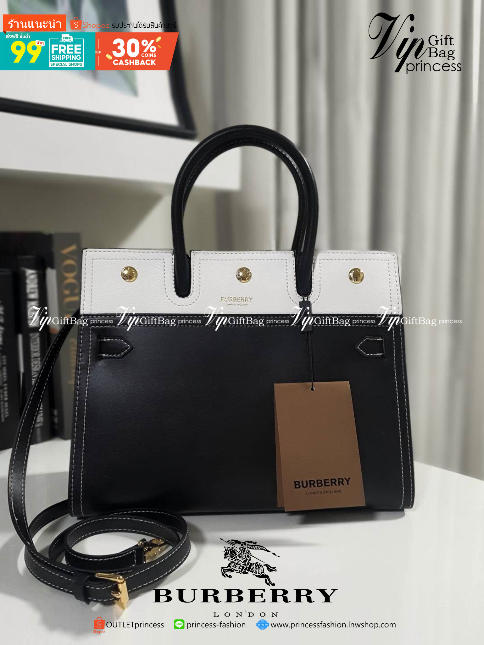 Burberry Small Leather Two-handle Title Bag In Black BURBERRY FRAGRANCES CROSSBODY BAG VIP GIFT WITH PURCHASE (GWP) พรีเมี่ยมกิ๊ฟ Limited Edition จาก BURBERRY PERFUME วัสดุ Geniune Leather ทรงเหลี่ยม TwoTone ดีไซน์สวยอยู่ทรง ด้านหน้ามีช่องใส่ของ ภายในโล่ง