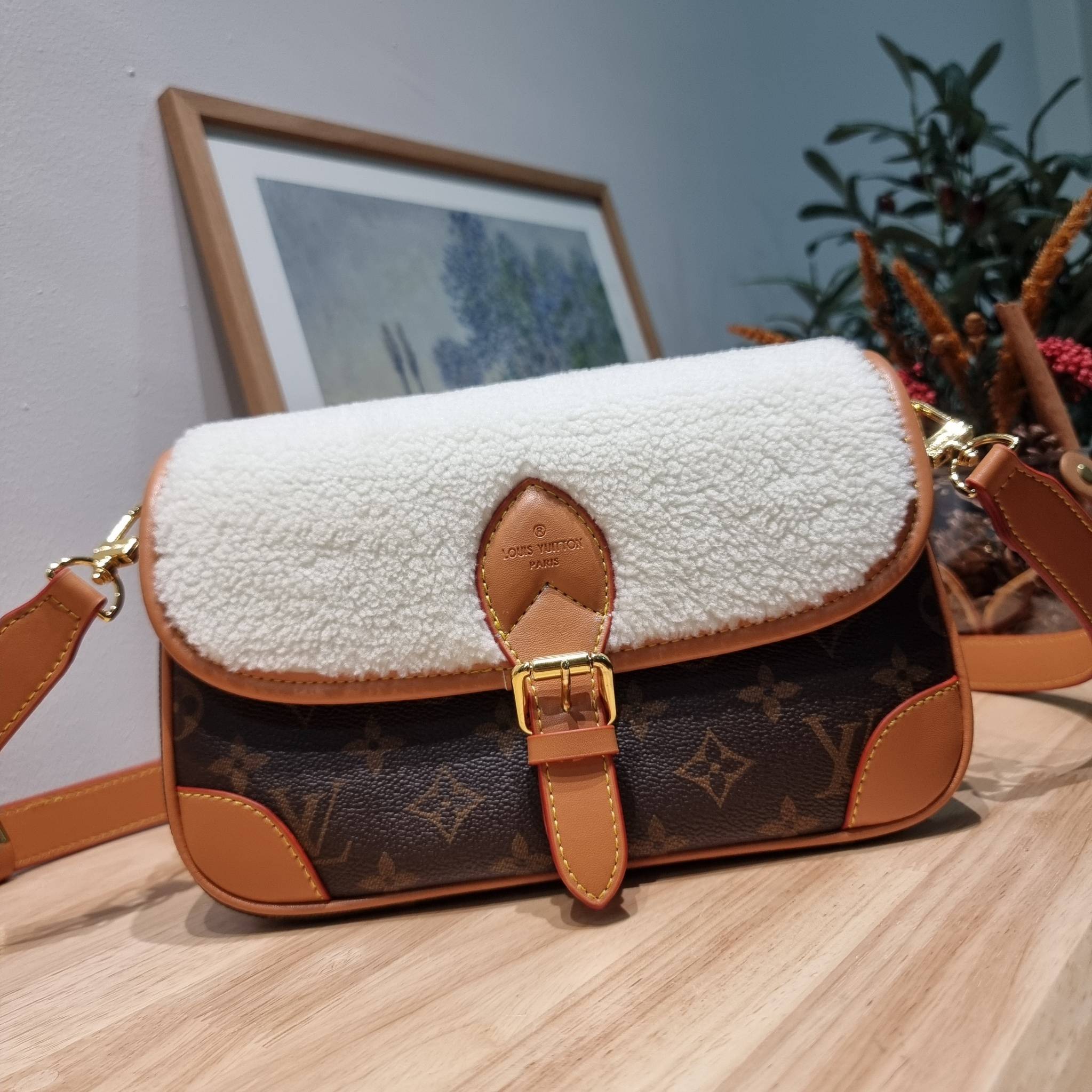 LV DIANE FLEECE BAG ใหม่กับรุ่นที่ทำมาจำนวนจำกัด ดีไซน์ต้อนรับอากาศเย็นๆช่วงส่งท้ายปี กับกระเป๋าสะพายทรงสวย ดีไซน์คลาสสิคซ่อนความหรู ด้วยการตกแต่งขนฟูนุ่ม วัสดุหนังแคนวาสตัดสลับหนังแท้ เปิด-ปิดกระเป๋าด้วยกระดุมแม่เหล็ก ภายในเป็นช่องโล่ง ใส่ของสำคัญได้ครบ