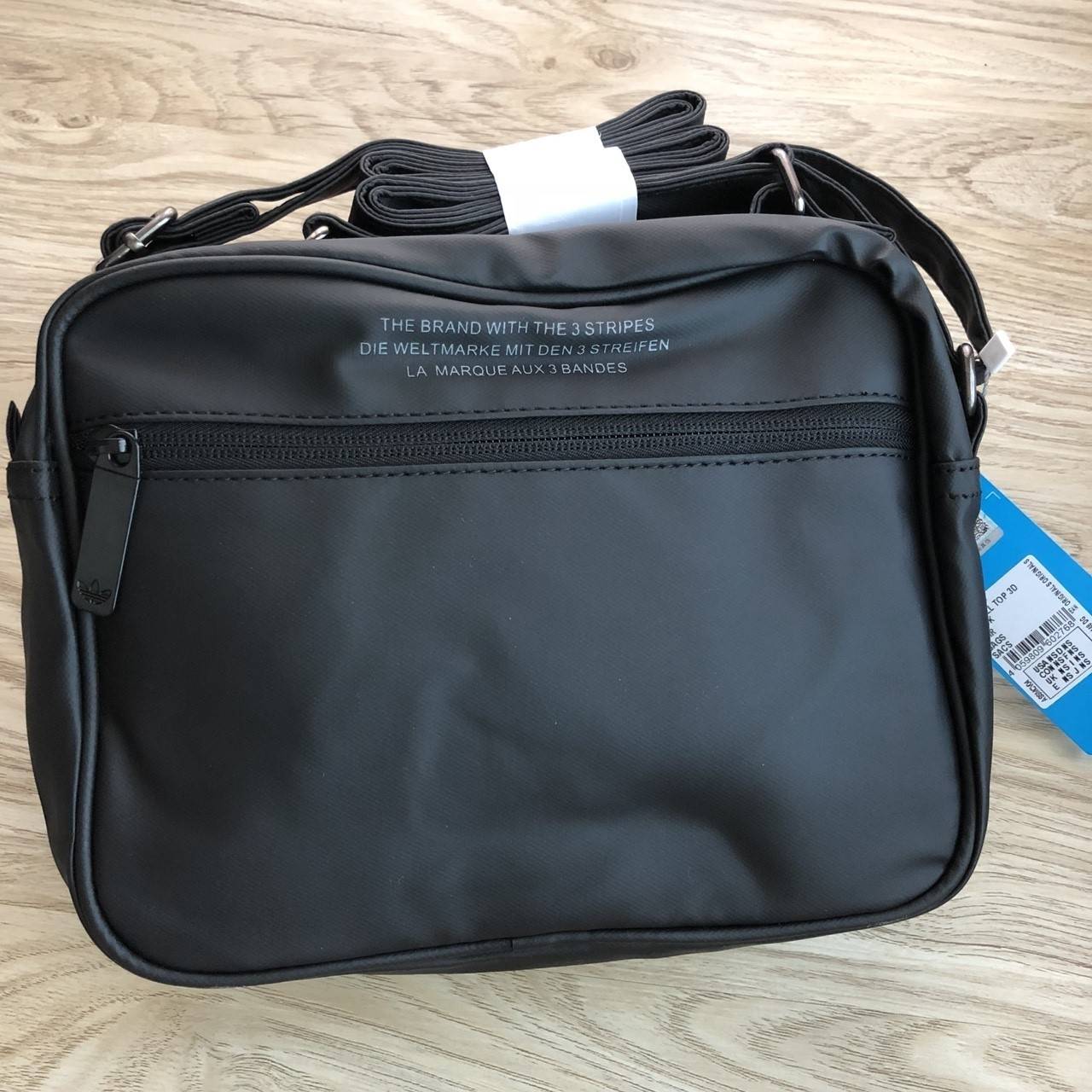 Adidas mini Airline bag กระเป๋าสะพายข้างแนว sport วัสดุด้านหน้าเนื้อ matte ผสมหนังนิ่มค่ะ น้ำหนักเบา ด้านหน้าติดโลโก้แบรนด์ เปิดปิด กระเป๋าแบบซิป ภายในโล่ง ใส่ของจุพอประมาณค่ะ มีช่องซิป หนึ่งช่อง ด้านหลังมีอีก 1 ช่องซิป:สายสะพายปรัยได้ freesize ขนาดกำลังด