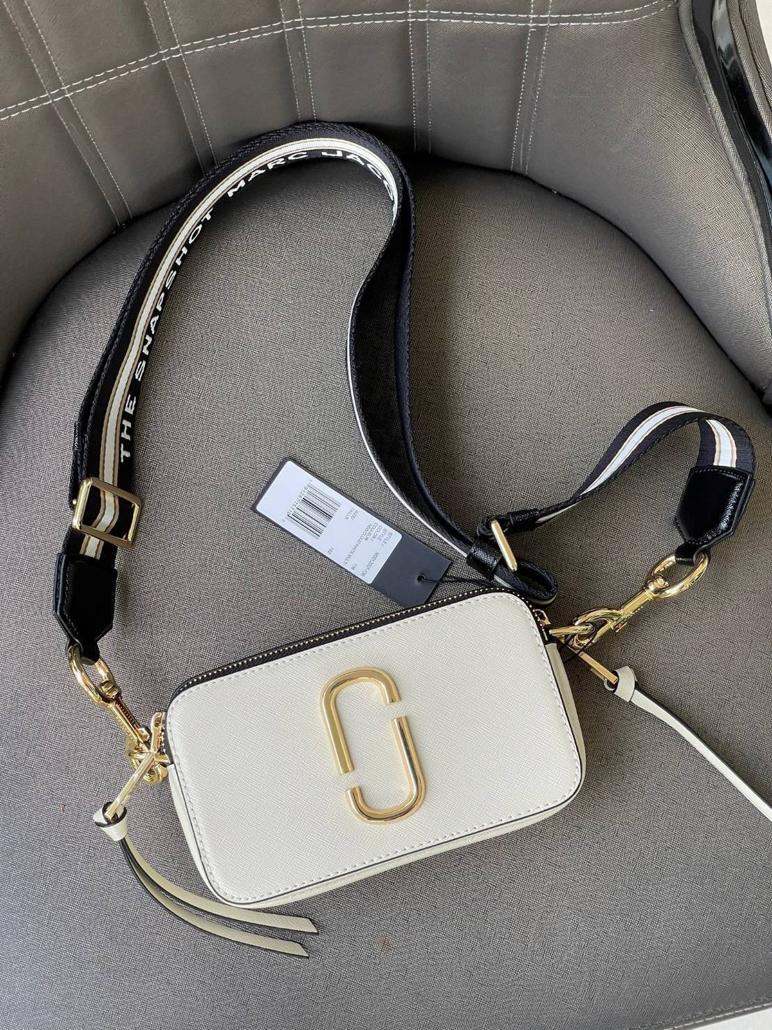 Marc Jacobs Snapshot Bag กระเป๋าแบรนด์ดังจากสัญชาติอเมริกัน นับได้ว่ารุ่นนี้เป็นรุ่นทรงฮิตเลยทีเดียว โดยด้านหน้ากระเป๋าจะเป็นโลโก้แบบโลหะที่เป็นสัญลักษณ์ของแบรนด์นี้ มาพร้อมสายสะพายที่จะสะพายยังไงก็ดูโดดเด่น เพราะขนาดใหญ่ที่สกรีนตัวอักษรโลโก้ ในรูปแบบต่าง