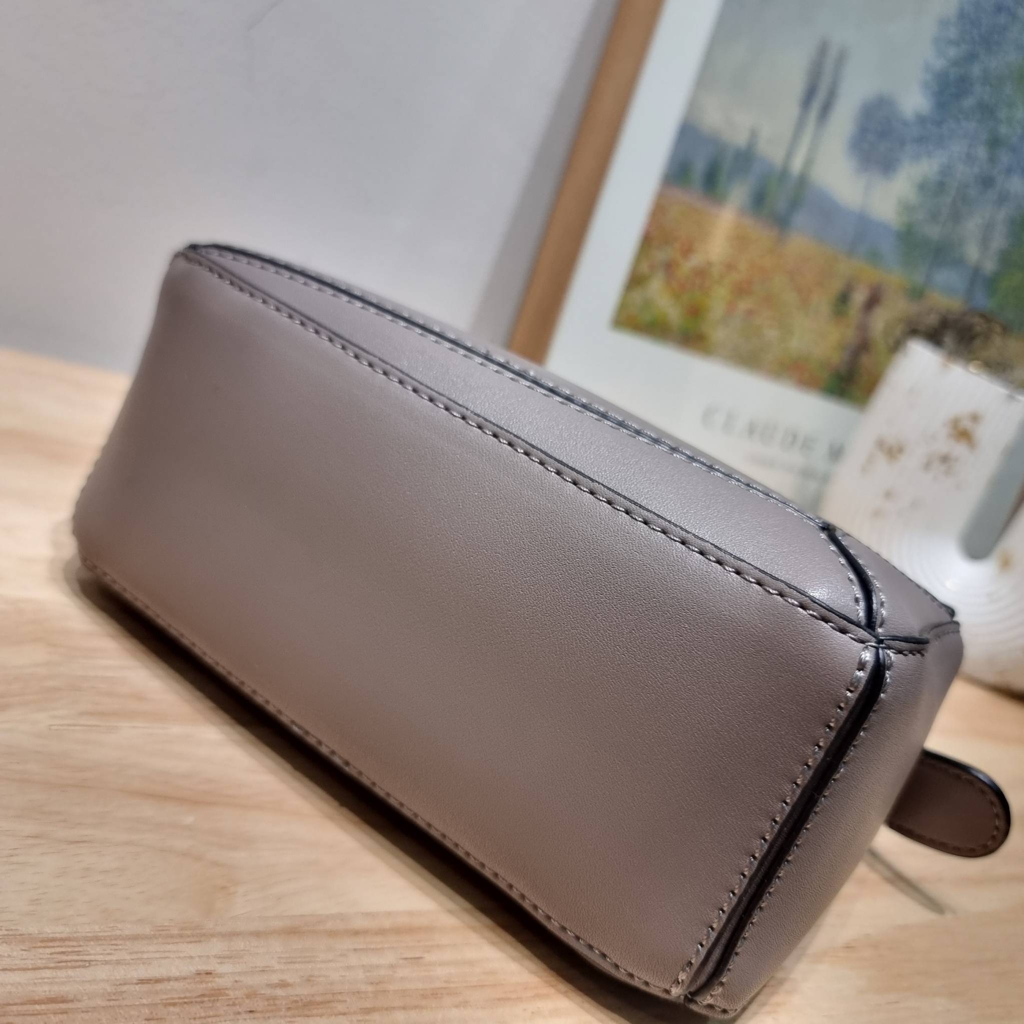 LOEWE MINI PUZZLE BAG IN CLASSIC สุดยอดแบรนด์ที่ดีไซน์เป็นเอกลักษณ์ โดดเด่น สวยหรู กับกระเป๋าสะพายข้างทรงกล่อง ไซส์มินิ สไตล์พัซเซิล ให้ฟีลลิ่งเหมือนตัวต่อคละสี ดูดีได้ทุกที่แค่มีใบนี้