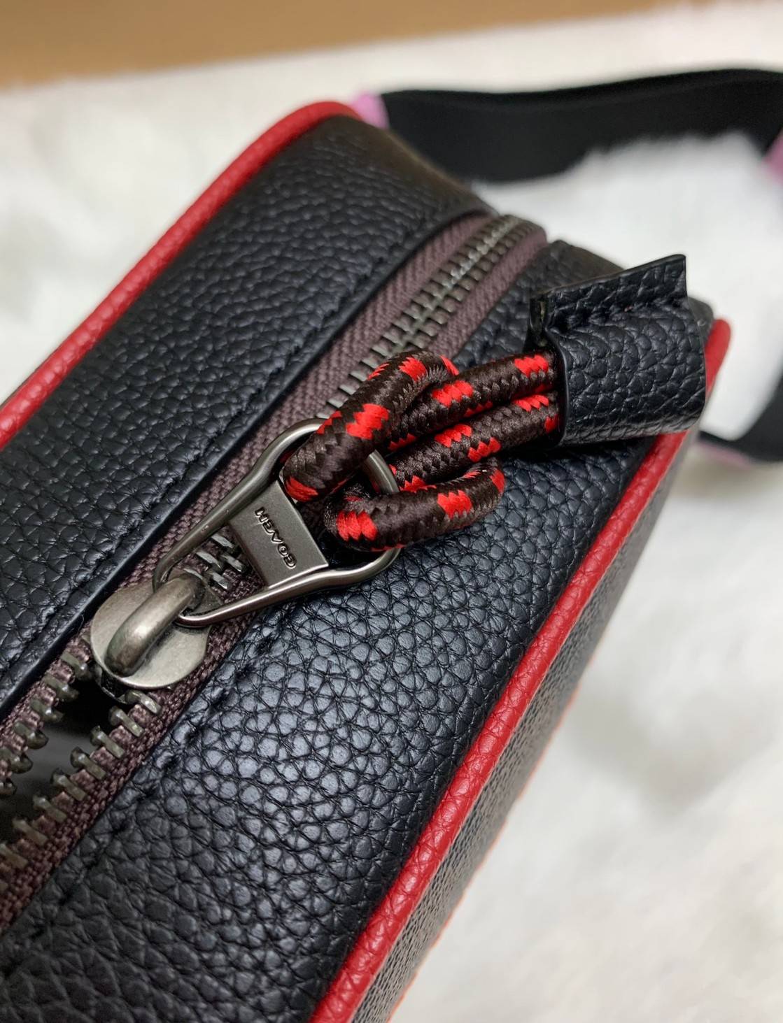 COACH DEMPSEY CAMERA BAG IN SIGNATURE ((C1541)) กระเป๋าทรงกล้องขนาดกระทัดรัด หนังแท้สวยงาม น่าใช้ค่ะ ด้านหน้าเป็นงานปักโลโก้+ลายกัวใจต่อๆกัน ได้สวยงาม เปิดปิดกระเป๋าแบบซิป ภายในสามารถใส่กระเป๋าเงินใบกลางได้;มือถือได้ทุกรุ่น;ของจุกจิกอื่นๆได้พอประมานเลยนะค