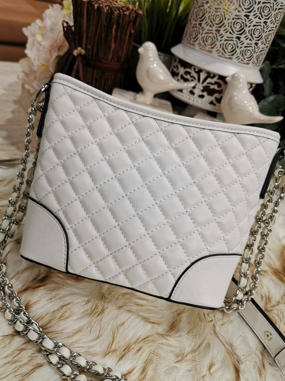 Guess Woman Factory Crossbody Bag กระเป๋าสะพายรุ่นใหม่ดีไซน์สวยหรูคลาสสิคจาก GUESS FACTORY วัสดุหนังเเกะสังเคราะห์เนื้อหนานิ่มลายตาราง เปิดปิดด้วยซิปสะดวกใช้ ด้านหน้ามีโลโก้ ภายในมีโลโก้ช่องใส่ของ และช่องซิป ใส่กระเป๋าสตางค์ใบยาว ของใช้ได้จุ มาพร้อมสายสะพ