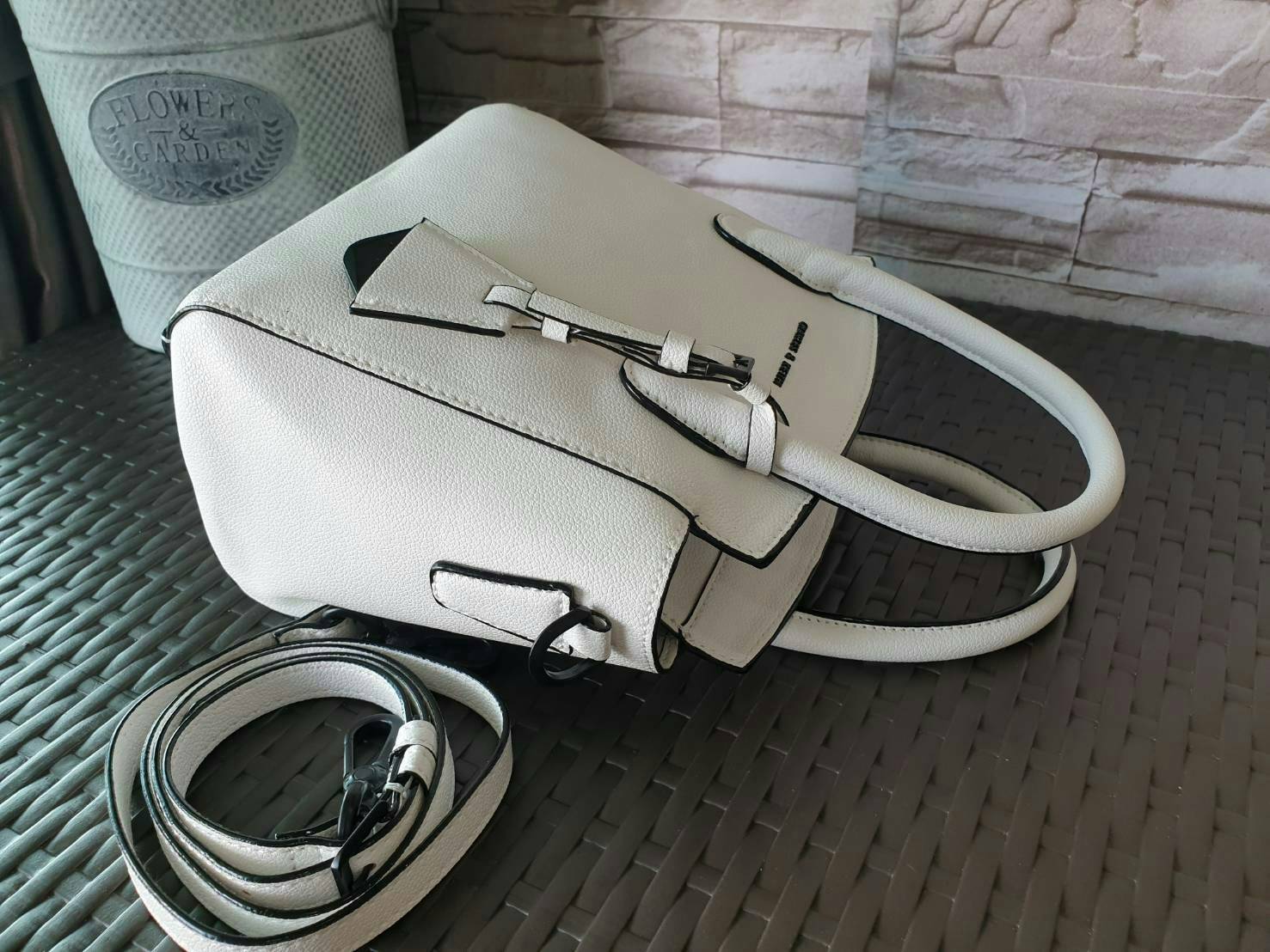 CHARLES & KEITH รุ่น CLASSIC DOUBLE TOP HANDLE BAG CK2-30270225-5 ราคาปกติช้อป (฿2,990.00) กระเป๋าถือ- สะพาย หนังสวยอยู่ทรง สไตล์คลาสสิค เรียบหรู ดูดี ทรงนี้ฮิตตลอดกาล เป็นรุ่นที่ขายดีสุดๆ ไม่มีตกเทรน ด้านหน้าติดโลโก้แบรนด์ อะไหล่ปั้มแบรนด์ มีหมุดรองฐานทั