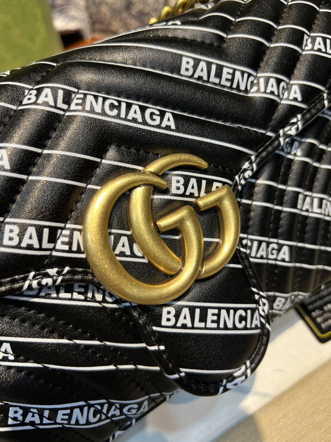 หนังแท้ GUCCI The Hacker Project small GG Marmont bag Balenciaga print leather คอลเลคชั่นผสมผสานเอกลักษณ์ความหรูของ 2 แบรนด์ดัง ที่ยอดขายดีตั้งแต่วันแรกที่ลง shop ด้วยรูปทรงที่กะทัดรัด ตอบโจทย์ได้ทุกลุค ทุกไลฟ์สไตล์ ใช้งานได้ง่ายคล่องตัว เรียกได้ว่าใครไม่