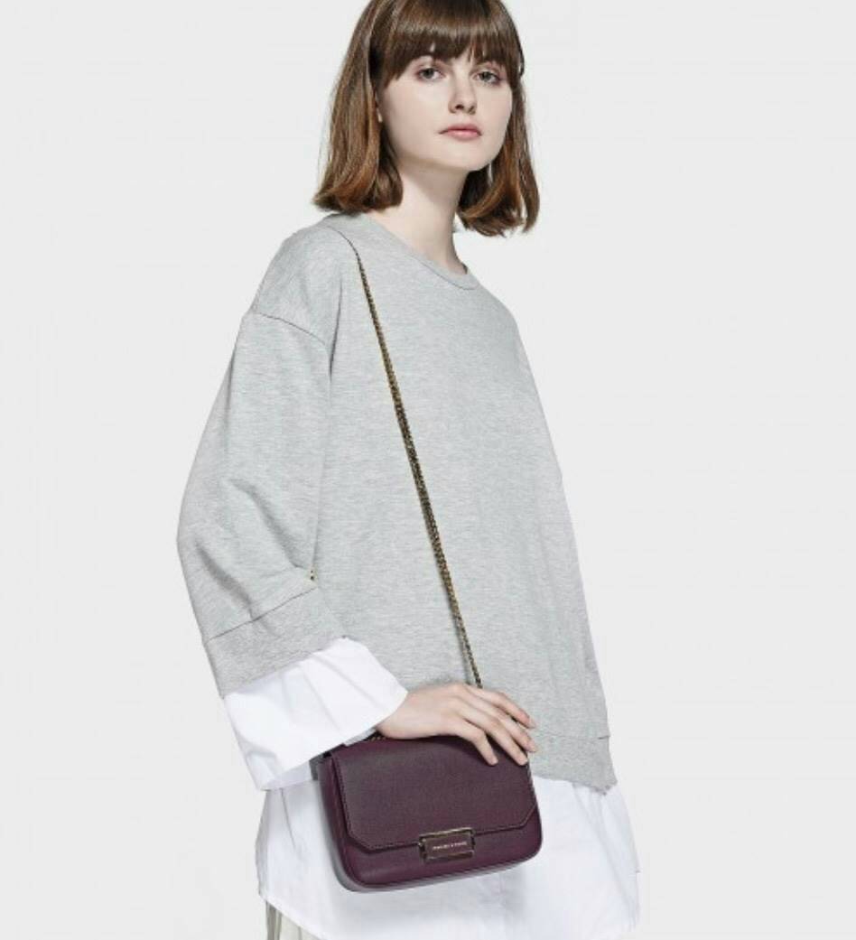 CHARLES & KEITH PUSH-LOCK CHAIN SLING BAG 2018 กระเป๋าสะพายวัสดุหนังคาเวียร์สวยอยู่ทรง ขนาดมินิกำลังดี น้ำหนักเบา เปิดปิดด้วยฝาปิดตัวล็อคปั๊มโลโก้ด้านหน้า ภายใน มีช่องซิป และช่องใส่บัตร มาพร้อมสายสะพายโซ่ยาวสามารถซ้อนสายสั้นสะพายไหล่ หรือสายยาว Crossbodyไ