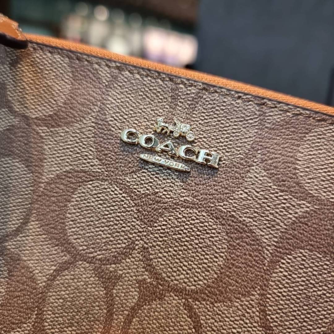 COACH F87591 DOUBLE CORNER ZIP WALLET IN SIGNATURE COATED CANVAS คล้องมือรุ่น 2 ซิป!! มาแล้วจ้า 🌟🤗 ไซส์นี้คือเหมาะมือจริงๆ พกง่ายเช่นเคย ไม่ต้องกังวลว่าจะเกะกะหรือกินพื้นที่กระเป๋าหลัก วัสดุหนังแคนวาสเคลือบลาย มีช่องหลักแยก 2 ช่อง ภายในบุผ