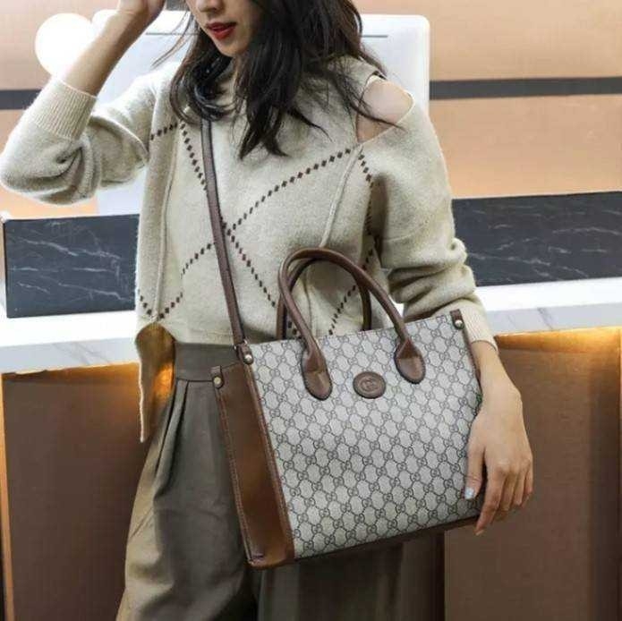 GUCCI Small tote bag with Interlocking G กระเป๋าทรงTOTE ใบใหญ่สุดหรูหรา คลาสสิค จุของได้เยอะ มาพร้อมสายสะพายยาว