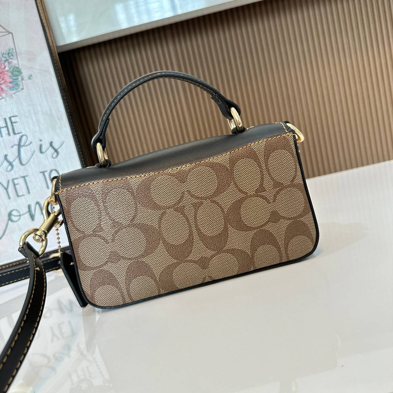 Coach Mini Josie Top Handle Crossbody In Blocked Signature Canvas (cc340) ใหม่ล่าสุด กระเป๋าสะพายหรือถือใบเล็กกระทัดรัด วัสดุหนังตัดขอบหนังแท้ ภายในช่องโล่งกว้างสามารถใส่โทรศัพท์ iPhonePro max ได้ มีช่องใส่บัตรเครดิต 2 ช่อง เปิดปิดด้วนกระดุมแป๊ก ซับในผ้า 