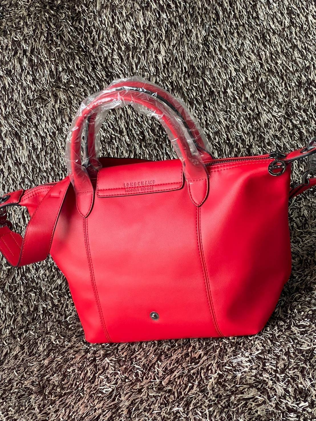 Longchamp Le Pliage Cuir Top handle bag S เรียกว่าเป็นกระเป๋าอีกหนึ่งรุ่นที่ไม่ว่ายังไงก็ฮอตฮิตและติดเทรนด์ตลอดไม่เคยเปลี่ยนกับ ทรง Le Pliage Cuir หนึ่งในตระกูลกระเป๋าสุดไอคอนิกจากแบรนด์