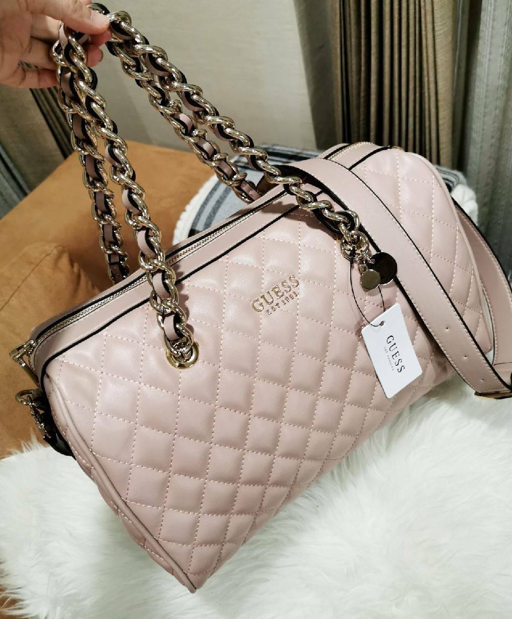 GUESS WOMEN’S BOWLING BAG กระเป๋าสะพายทรง Bowling รุ่นใหม่ล่าสุดจาก GUESS FACTORY หนังนิ่มลายตารางสวยอยู่ทรงใบใหญ่กำลังดี ด้านหน้าประดับโลโก้หูหิ้วโซ่ร้อยหนังสะพายไหล่ได้เเข็งแรงรับน้ำหนักได้เยอะ เปิดปิดด้วยซิปสะดวกใช้ มีหมุดรองฐานกันรอย ภายในมีช่องซิปและ