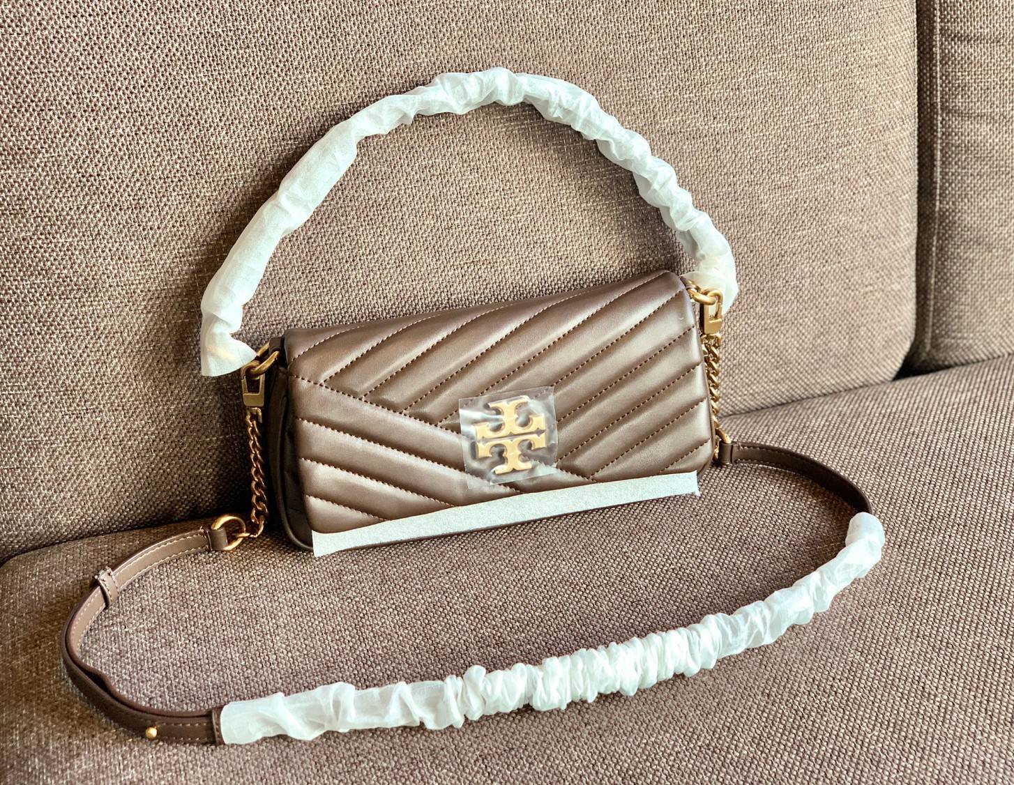 สีออกใหม่ แถมหายากด้วยค่าา! TORY BURCH KIRA CHEVRON SMALL FLAP SHOULDER BAG พร้อมส่งที่ไทย จำนวนจำกัดค่ะ! ✔️กระเป๋าคล้องไหล่หรือสะพายข้างได้ เปลี่ยนลุคดูไม่จำเจ 🔺หนังแกะแท้ ซึ่งจะคุณภาพดี เงา นิ่ม และราคาสูงกว่าหนังวัวนะคะ!