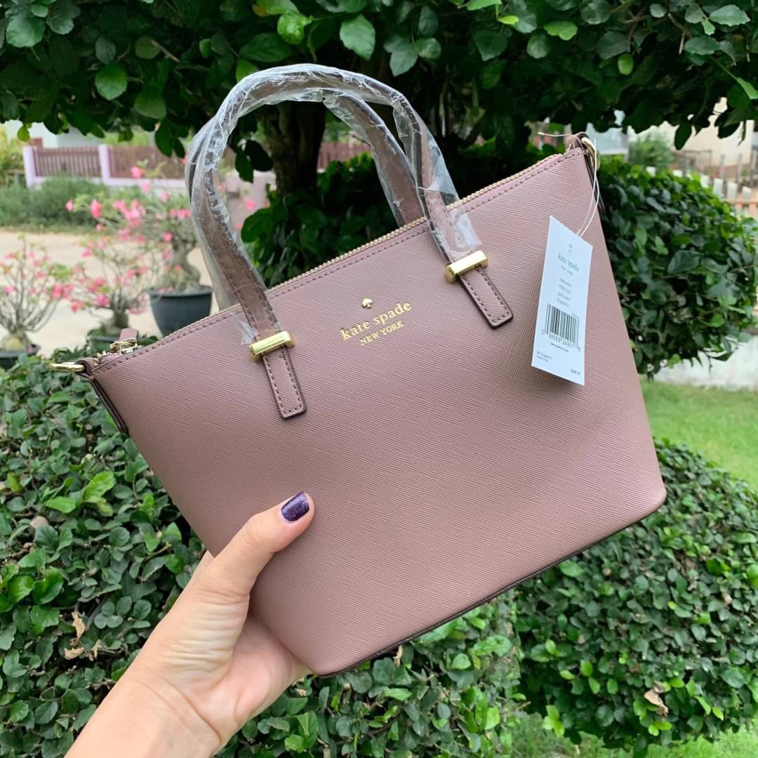ของแท้ 💯% Kate Spade New York Cross Body Bag กระเป๋าถือหรือสะพาย หนัง Saffiano ภายในมีช่องซิปและช่องเล็ก มีหมุดรองฐานกันรอย 4 มุม อะไหล่ทองทั้งใบ ขนาดกำลังดี ใส่กระเป๋าสตางค์ยาวได้ค่ะ