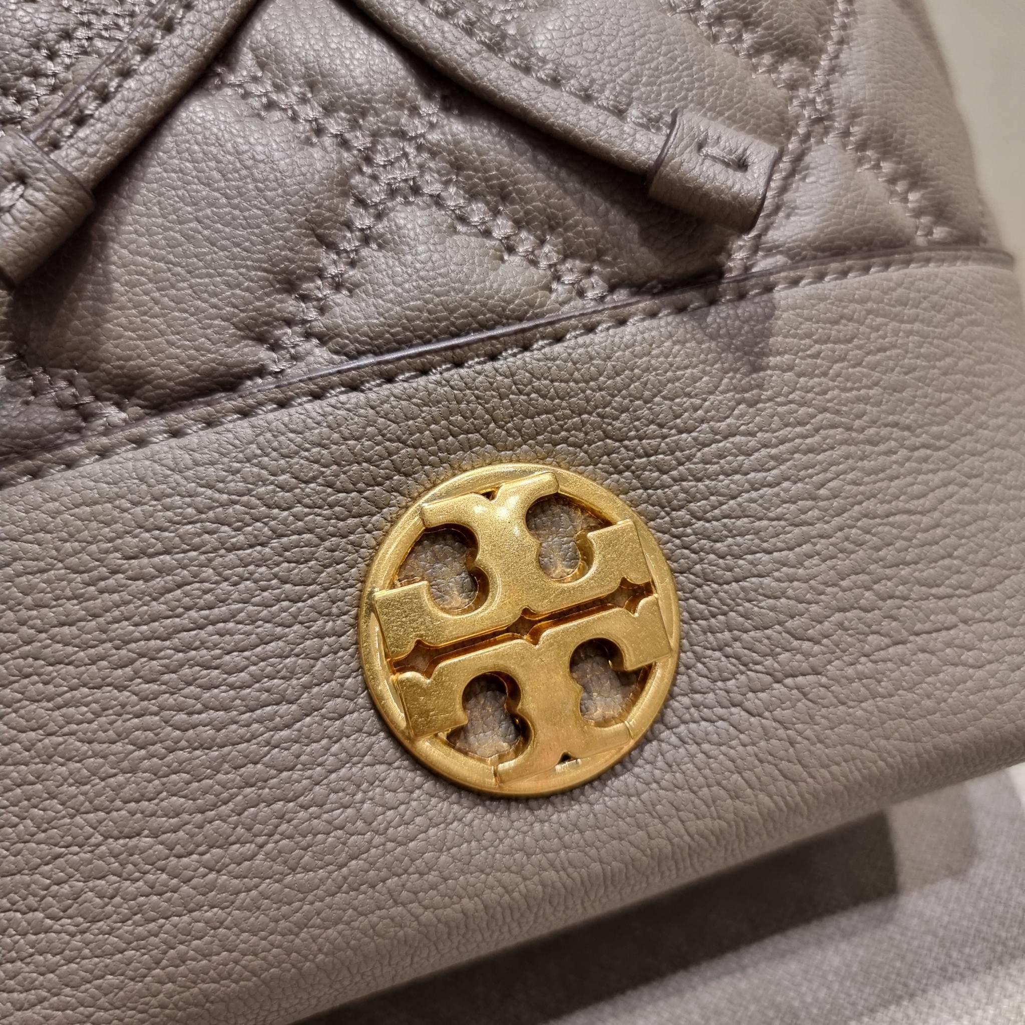 TORY BURCH WILLA MINI BUCKET BAG NEW ARRIVAL สุดปัง กระเป๋าสะพายทรงบัคเก็ต สวยผู้ดี โดดเด่นด้วยโลโก้สีทองดูหรู อัพลุคผู้ดี๊ผู้ดี วัสดุหนังแท้ ดีไซน์บุนวม เส้นคมดีเทลหรู เปิด-ปิดหนังรูดปากกระเป๋า มีหูหิ้วในตัว คล้องแขนเก๋ๆ ภายในเป็นช่องโล่ง มีช่องย่อย ใส่ข