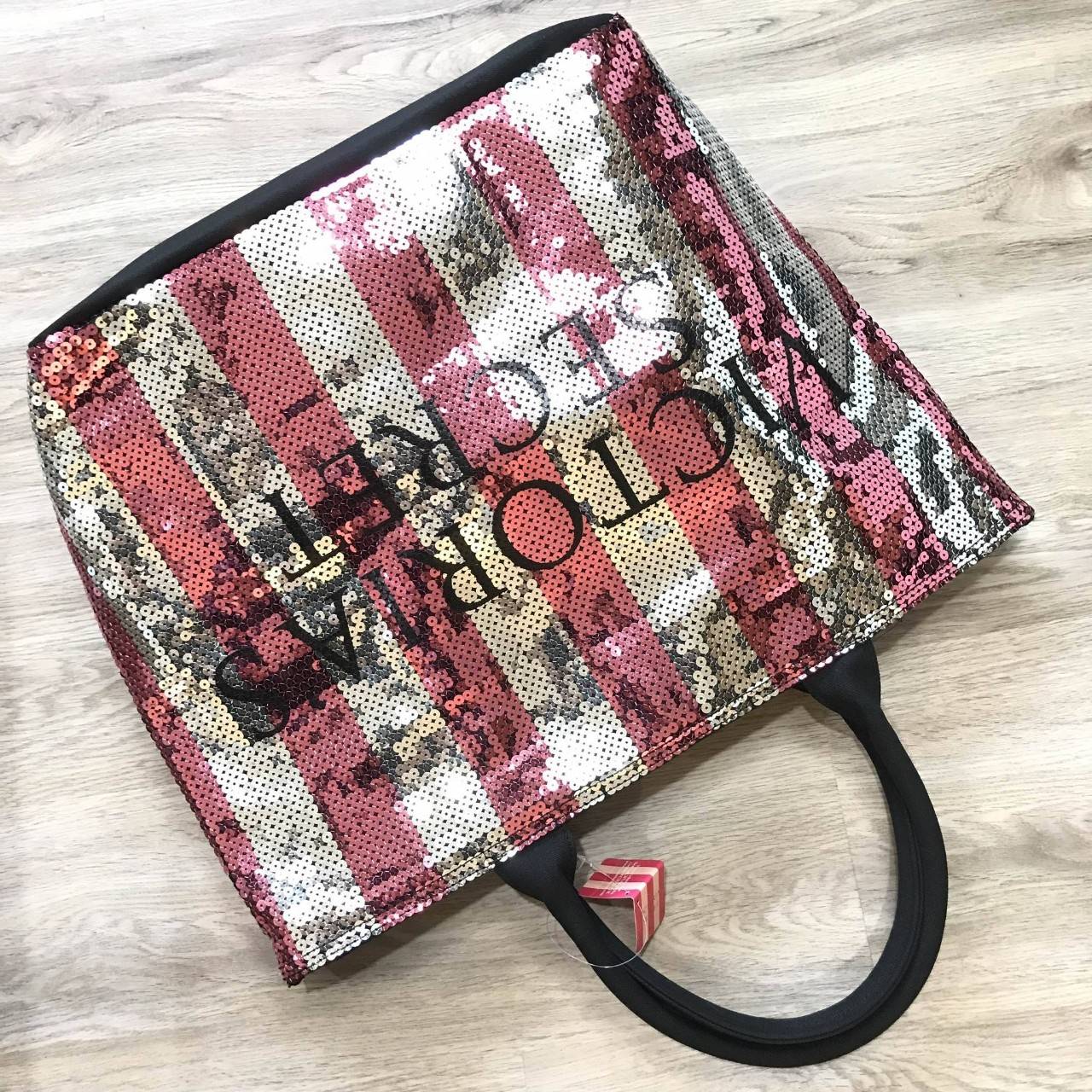 Item ที่สาวๆรอคอย Victoria's Secret Limited Edition black friday sequin tote รุ่นหายาก มาแล้วค่ะ เป็นกระเป๋าที่ด้านหน้าเป็นเกล็ดลูกปัดวิ้งเรียงสลับสี ตัดกันอย่างสวยงาม เปิดปิดด้วยซิป ภายในกว้าง จุของเยอะ ใส่เสื้อผ้า อุปกรณ์สำหรับไปเล่น fitness หรือไป