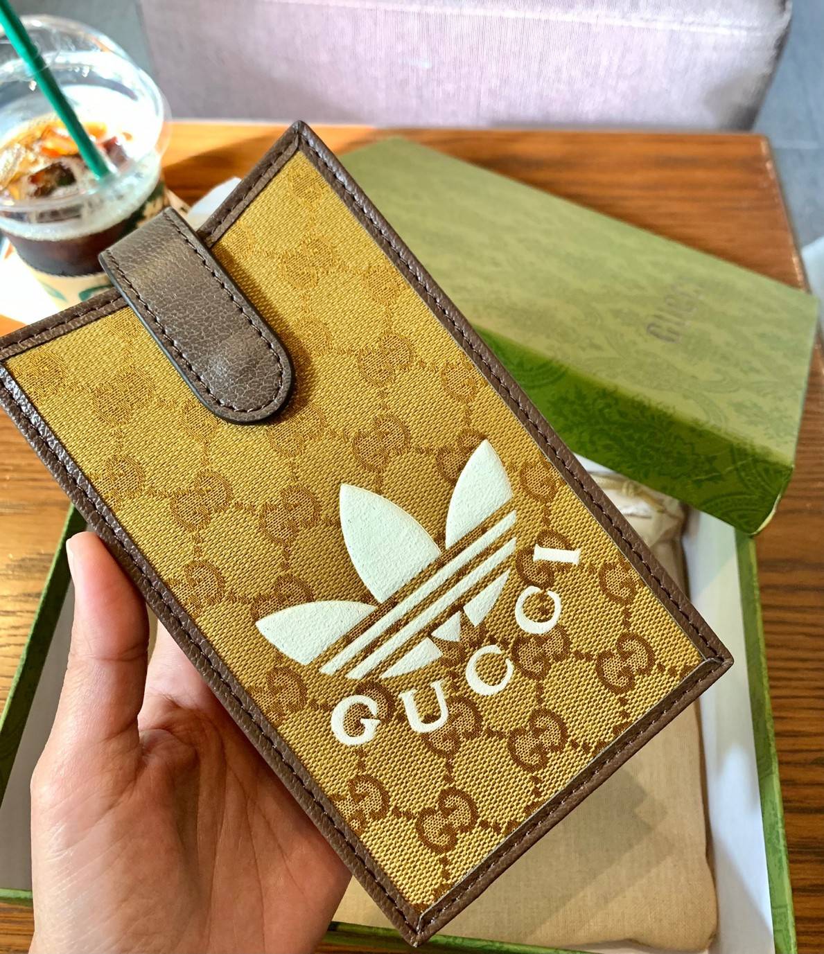 VIP 🥂 LIMITED EDITION Gucci x adidas Phone Case ไม่มีได้ยังไง สวยขนาดนี้ ที่หนุ่มๆสาวๆต้องมีติดตัวค่ะ 💙กระเป๋าใส่มือถือ หนังแท้ 🔺สีน้ำตาลอมเหลือง สัสดุJacquard ทอลายGG ค่ะ ด้านหน้าทั้ง3สี มีโลโก้แบรนด์แบบนูนอันเป็นสัญลักษณ์ของคอลเล