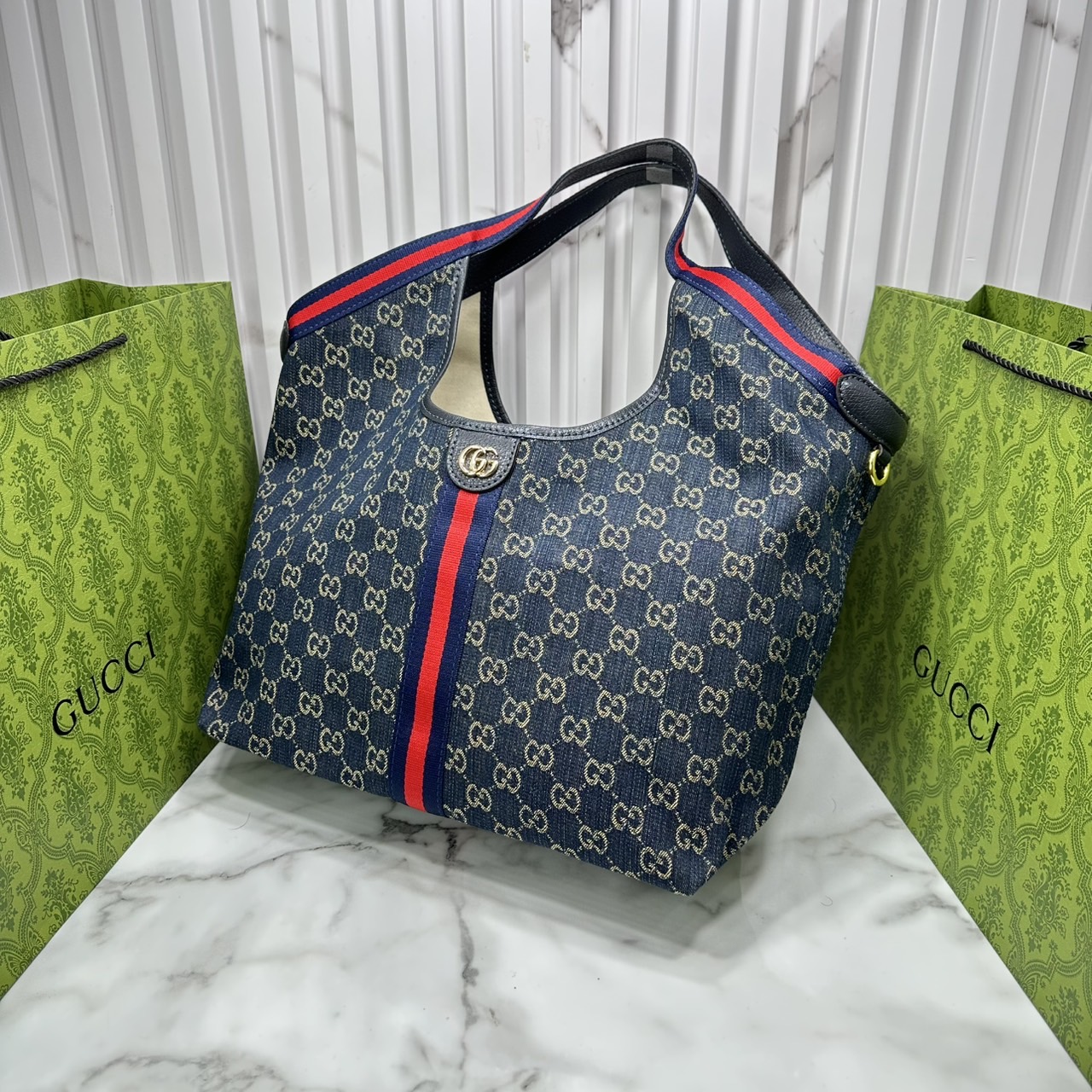 ORI หนังแท้ | Gucci Giglio Large tote bag / Monogram / Denim กระเป๋าทรงสะพายทรงโท้ทใบใหญ่ ดีไซน์ใหม่ล่าสุด สวยหรู่เท่มาก มาพร้อมใบเล็กเข้าเซ็ท พร้อมสายสะพายยาวเขียวแดงเป็นเอกลักษณ์ ภายในโล่งกว้าง จุของได้เยอะจุใจ