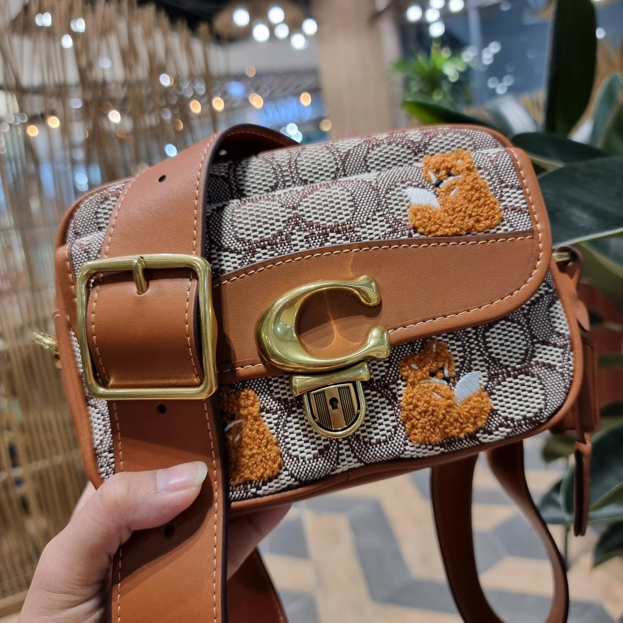 COACH C7764 STUDIO CAMERA BAG 19 IN SIGNATURE TEXTILE JACQUARD WITH CREATURES น้องเล็กใหม่สุดอีกหนึ่ง!! ขนาดเล็กกะทัดรัด มาแบบเลิศๆหรูๆมากแม่ พร้อมเทกเจอร์สุดคิ้วท์!! กระเป๋าสะพายข้างลุคไฮน์ ที่ดีไซน์ออกมาได้ปัง และดูแพงมากๆ ด้วยดีเทลคลาสสิคผสานความเป็นเอ