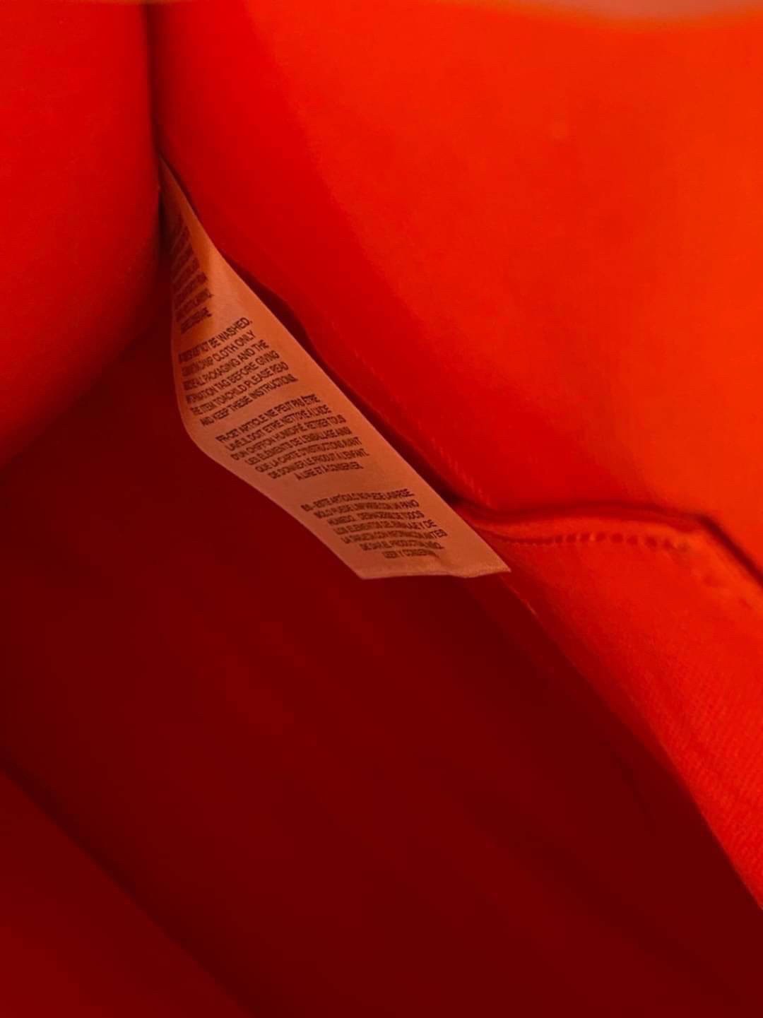 Ori GUCCI Children's tote bag GG kids ที่สุดของความน่ารัก ลิมิเต็ดแบบไม่มีเอาท์ สาวๆสายหวานไม่ควรพลาดด้วยประการทั้งปวงเลยค่าา หนังแท้เกรดดีที่สุด พิมพ์ลายแบรนด์รอบใบเทคเจอร์สวยอยู่ทรง ภายในมีโลโก้กว้างและจุสุดๆใส่สัมภาระได้เยอะ ภาพถ่ายจ