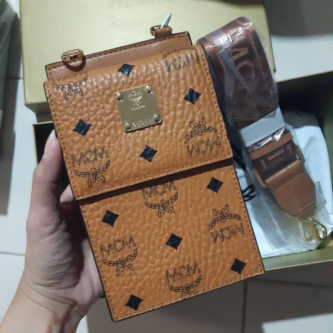 M.C.M CROSSBODY PHONE CASE กระเป๋าอะไรเอ่ยฮิตกันทั่วบ้านทั่วเมือง!!?? กระเป๋าใส่โทรศัพท์ไงจ้ะ!! เดินไปไหนใครก็ใช้ เพราะทุกคนต้องการความสะดวก ใบนี้ตอบโจทย์ไปเล้ย!!