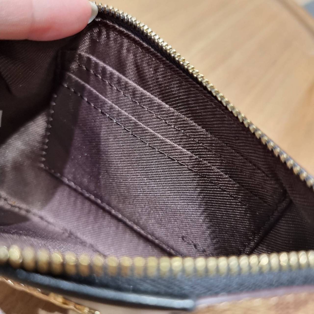 COACH 32445 SMALL WRISLET IN COLORBLOCK SIGNATURE CANVAS คอลเลคชั่นคัลเลอร์บล็อคสวยหรู ในรูปแบบกระเป๋าคล้องมือ ขนาดพกพา ไซส์กำลังสวยมากๆ พกง่ายไปเลยจ้า วัสดุหนังแคนวาส ตัดหนังแท้ ภายในโล่ง มีช่องใส่บัตร ตอบโจทย์สาวๆที่ไม่ชอบความพะรุงพะรัง พกใบนี้คือสะดวกส