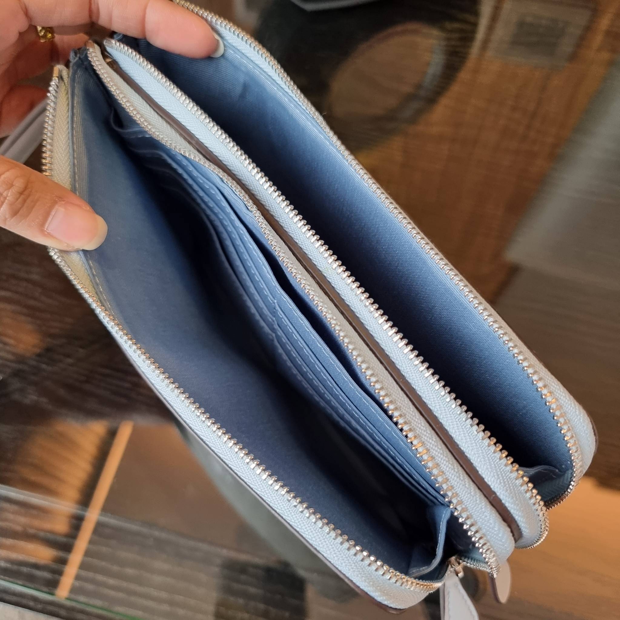 COACH F54057 DOUBLE ZIP WALLET IN SIGNATURE กระเป๋าคล้องมือ size L ใบนี้ใส่มือถือได้ทุกรุ่น ขนาดกำลังดี พกพาสะดวกมากๆ วัสดุหนังสังเคราะห์ ภายในเป็นผ้าสีสวยคม ใส่ธนบัตร ใส่บัตรได้เยอะ ใส่มือถือได้สบายๆทุกรุ่น ตอบโจทย์สาวๆที่ไม่ชอบพกเยอะวุ่นวายจ้า ใบนี้เอาอ