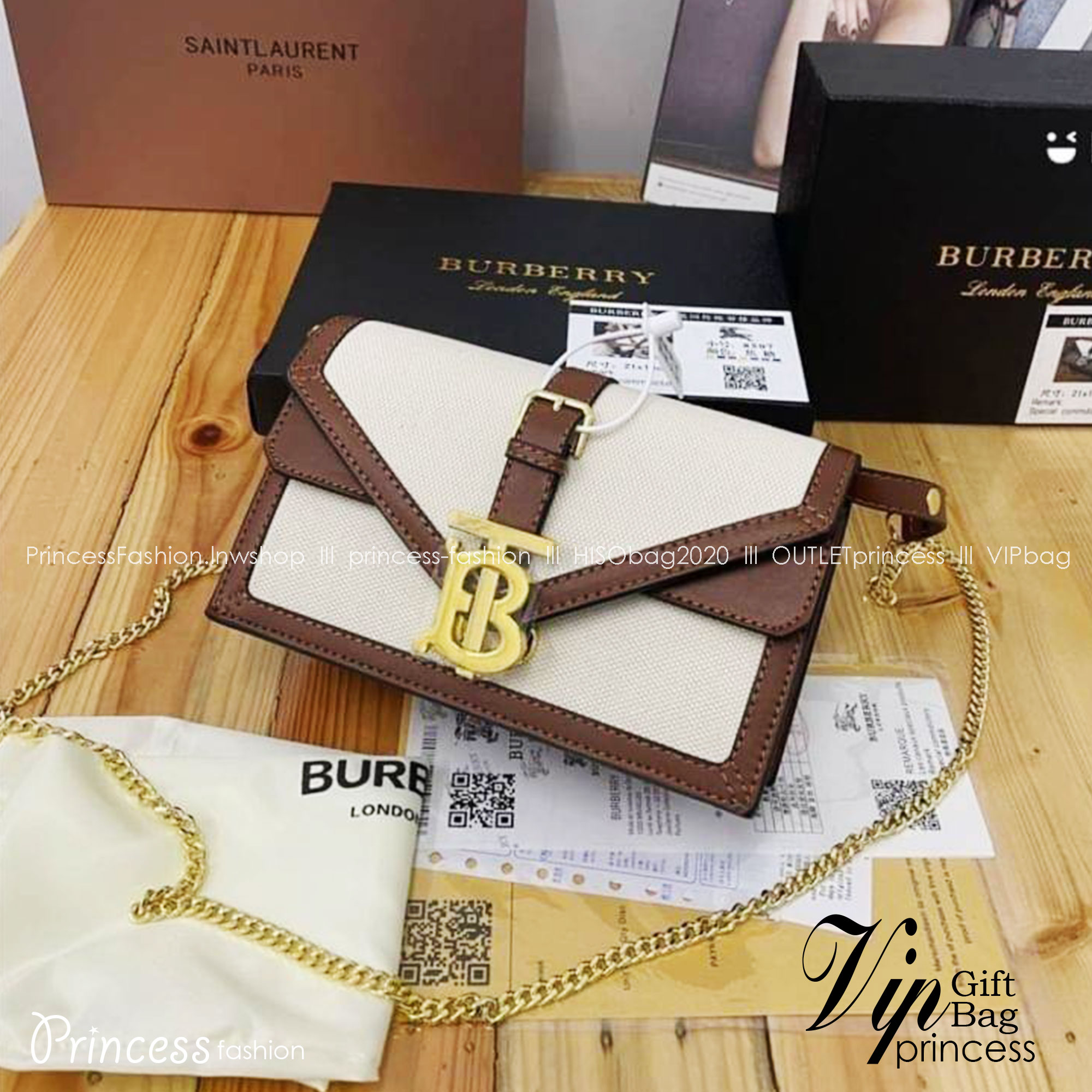BURBERRY Mini Two-tone Canvas and Leather TB Bag / BURBERRY FRAGRANCES CROSSBODY WITH CHAIN วัสดุ Canvas & Leather ทรงเหลี่ยมสวยหรูอยู่ทรงมีโลโก้แบรนด์ด้านหน้า พร้อมสายสะพายโซ่อะไหล่ทอง