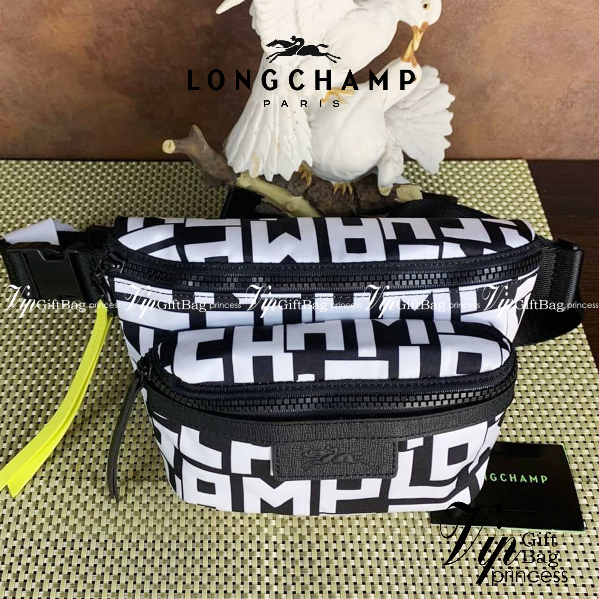 LONGCHAMP LE PLIAGE LGP BELT BAG M เท่ห์อย่างมีสไตล์กระเป๋าทรงคาดอกและคาดเอวดีไซน์แนวสปอร์ต เพิ่มความโดดเด่นทันสมัยด้วยลายซิกเนเจอร์ มีช่องซิปที่ใช้งานง่ายช่วยให้คุณหยิบใช้สิ่งของจำเป็นได้อย่างสะดวกและง่ายดาย และผสานสายรัดแบบปรับได้เข้ากับหัวเข็มขัดตัวล็อ