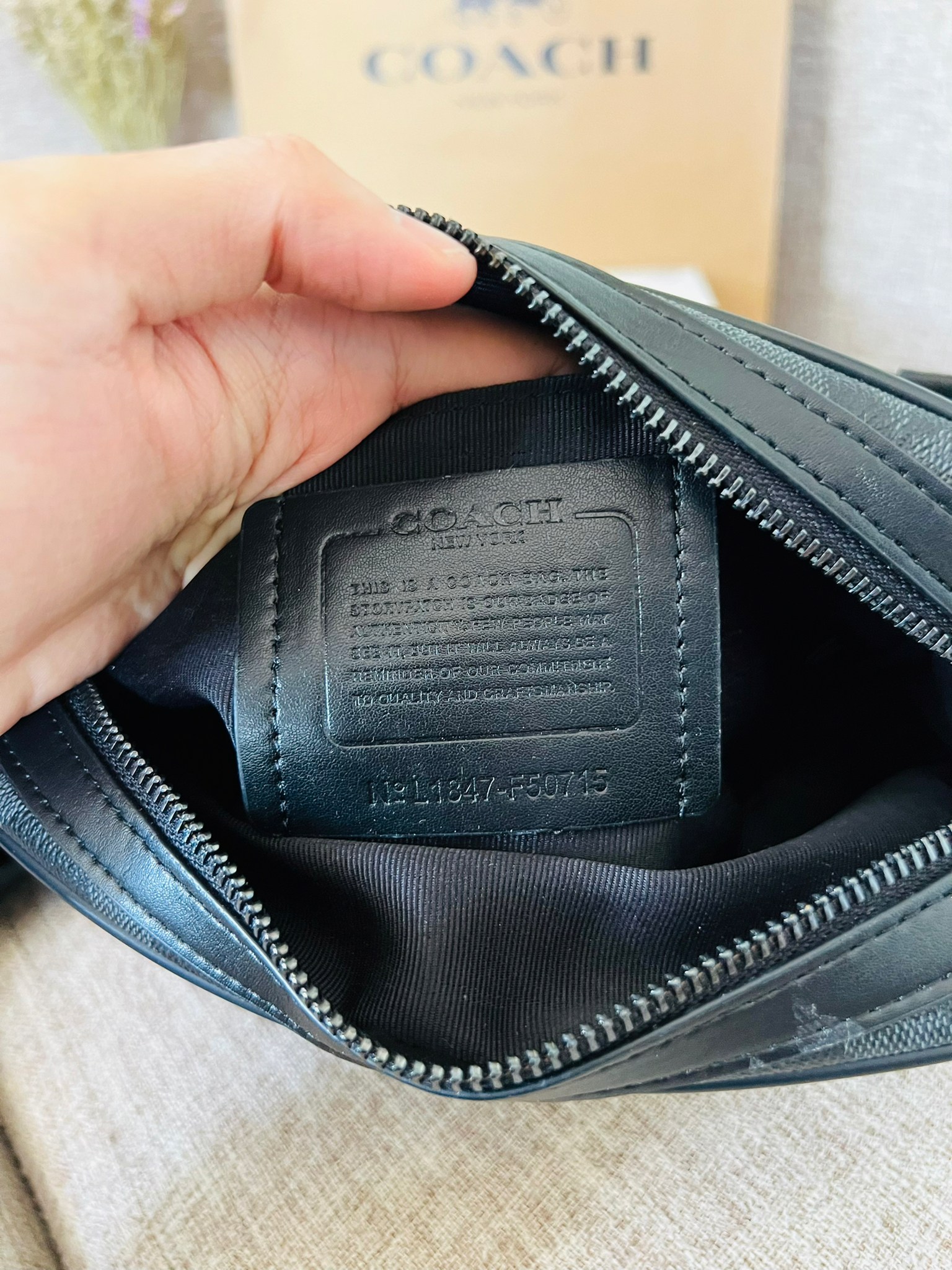 COACH GRAHAM CROSSBODY IN SIGNATURE CANVAS F50715 ผ้าใบเคลือบซิกเนเจอร์พร้อมรายละเอียดหนังลูกวัวที่ผ่านการกลั่น| ภายในกระเป๋ามัลติฟังก์ชั่น| ปิดซิป ซับในผ้า| ด้านนอกมีซิปและกระเป๋าสลิป| สายสะพายถอดได้ 53" สำหรับสะพายไหล่หรือ crossbody