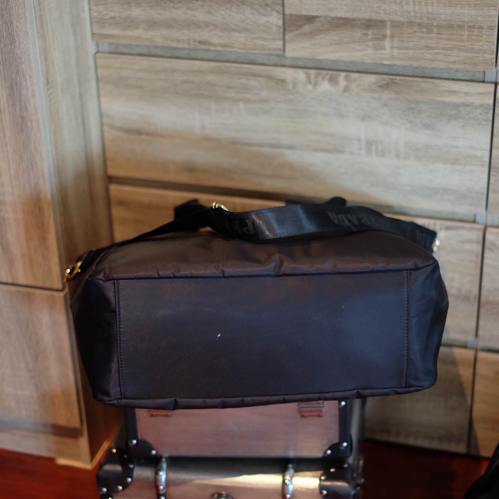 งานพรีเมี่ยมกิ้ฟ จากเคาเตอร์ต่างประเทศคะ 🐼รุ่น Limited edition ค่า ได้ กระเป๋าอเนกประสงค์ ทรง TOTE จากแบรนด์ PRADA มาค่า เป็น กระเป๋าผ้าไนล่อน ตามแบบฉบับของแบรนด์เลย ใบนี้มีสายยาวให้คะ เลิศมาก สะพายเป็น shoulder bag หรือ ถือได้คะ ใช้ได้2ด้าน ด้านน