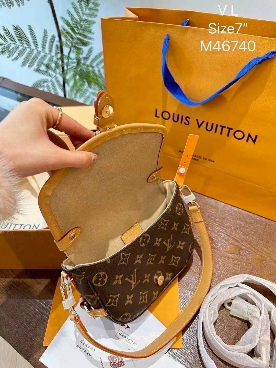 LV Saumur BB Monogram Canvas Bag กระเป๋าดีไซน์คลาสสิคแฝงดีเทลความหรู ร่วมสมัยคงเอกลักษณ์ดั้งเดิม รูปทรงอานม้าและหัวเข็มขัด