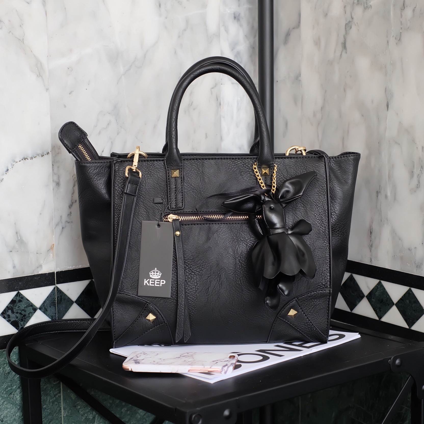 รุ่นใหม่ล่าสุดเลย ห้ามพลาดน๊า !! จากแบรนด์ KEEP รุ่น Teena mini handbag (( size นี้ ใส่กระเป๋าตังค์ยาว และโทรศัพท์ได้ทุกรุ่นคะ )) กระเป๋าสะพายข้าง ขนาดกะทัดรัด หนังเนื้อดี ลายหนังชัด ทนทานคะ น้ำหนักเบา ดีไซด์ ทันสมัย เข้าได้กับทุกชุด สายสะพายเป็นสายหนังปร