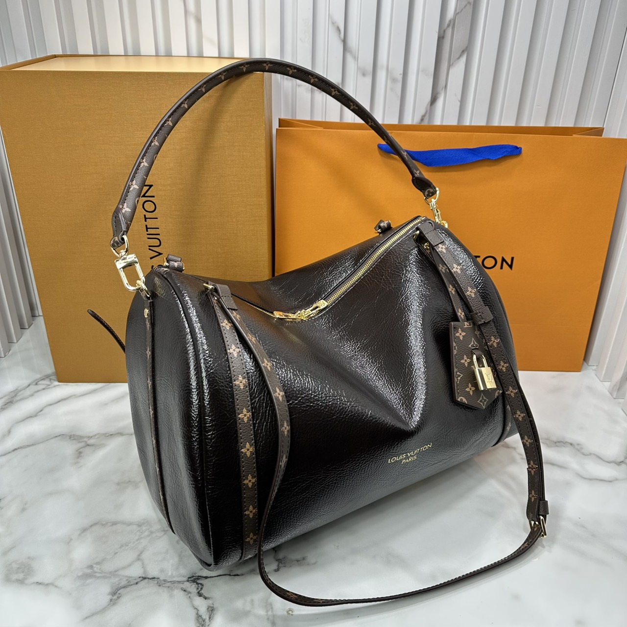 ORI หนังแท้ | LV Express MM Bag 30cm กระเป๋าสะพายทรงหมอนสปีดี้ดีไซน์ใหม่ล่าสุด โฉบเฉี่ยว แต่งคาดหน้าโมโนแกรมโดดเด่น ตัวกระเป๋าสีพื้นตัดกันอย่างลงตัว พร้อมหูแบบจับยาวถอดได้จะถือหรือคล้องไหล่ก็เก๋