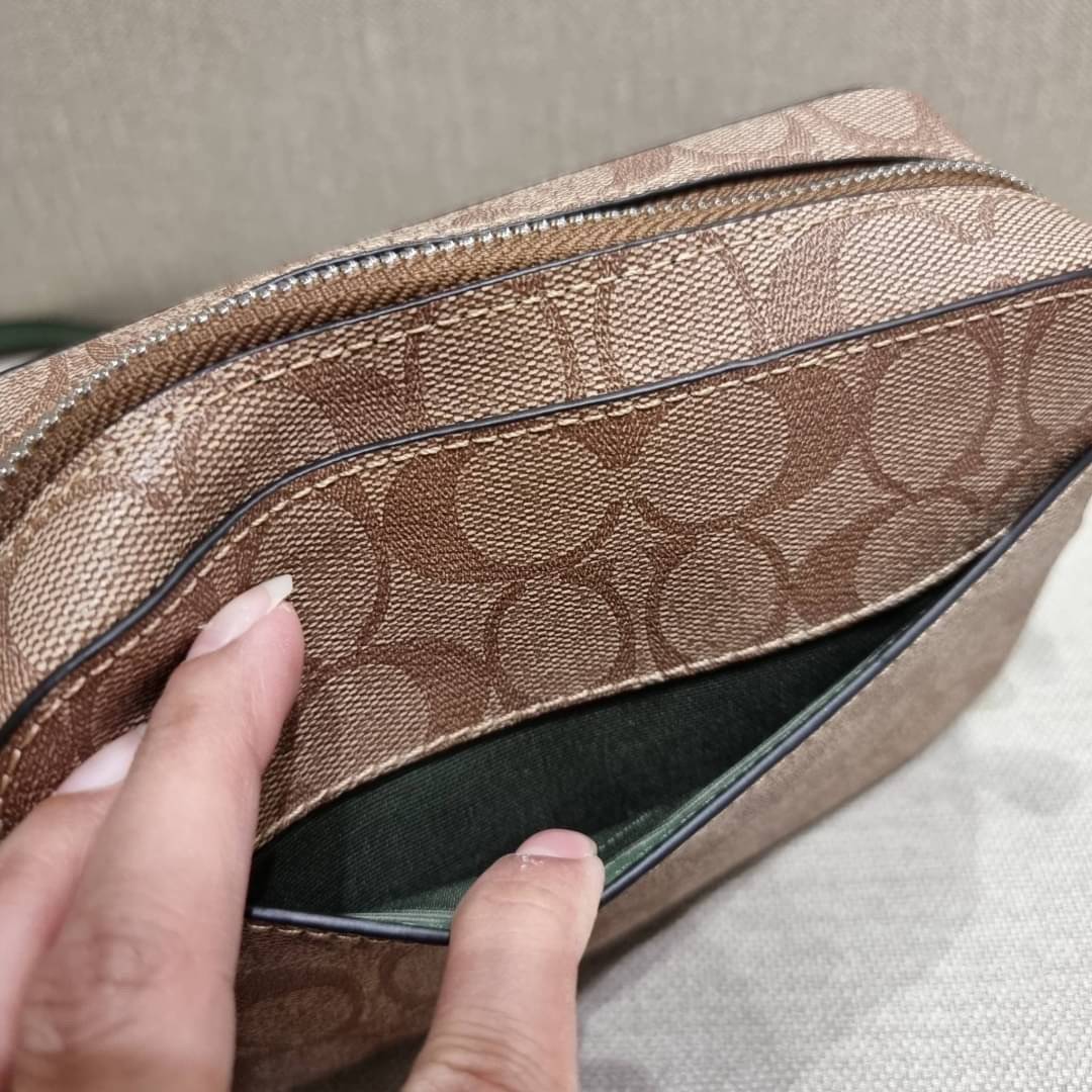 COACH 91677 MINI CAMERA BAG IN SIGNATURE CANVAS สีมาใหม่ รุ่นขายดีที่สุด!! กระเป๋าสะพายข้างไซส์มินิ คลาสสิคอยู่ทรง อะไหลเงินเรียบหรู วัสดุหนังแคนวาสเคลือบลาย เปิด-ปิดด้วยซิป สายสะพายปรับได้ตามตัว ใบนี้แมทช์ได้ทุกลุค ใช้เป็น everyday bag ได้สบายๆเลยจ้า &#x