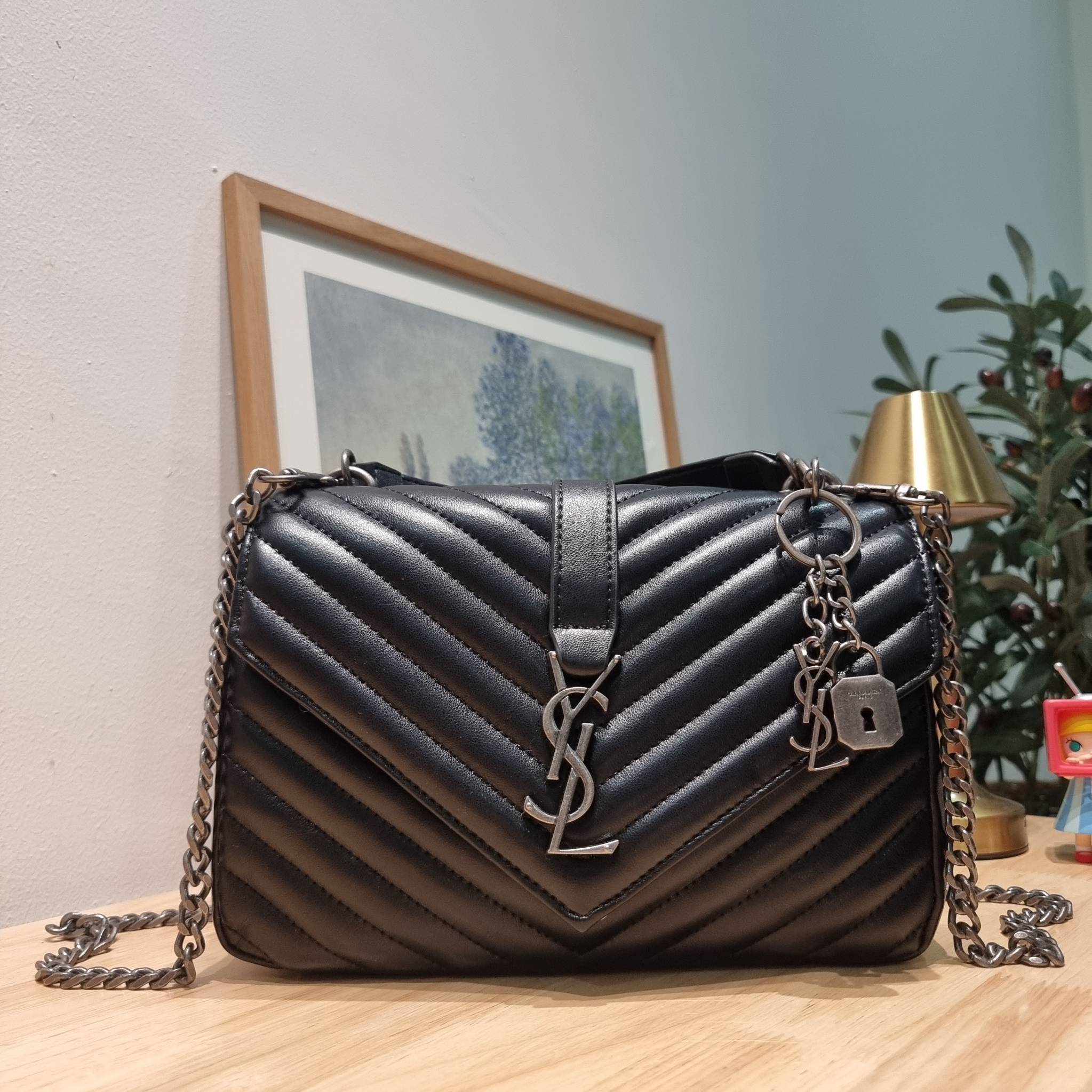 YSL College Medium Bag / Yves Saint laurent crossbody boutique กระเป๋าสะพายไหล่ ดีไซน์ทรงสวยหรู พิเศษ แถมฟรี พวงกุญแจห้อยเอกลักษณ์แบรนด์