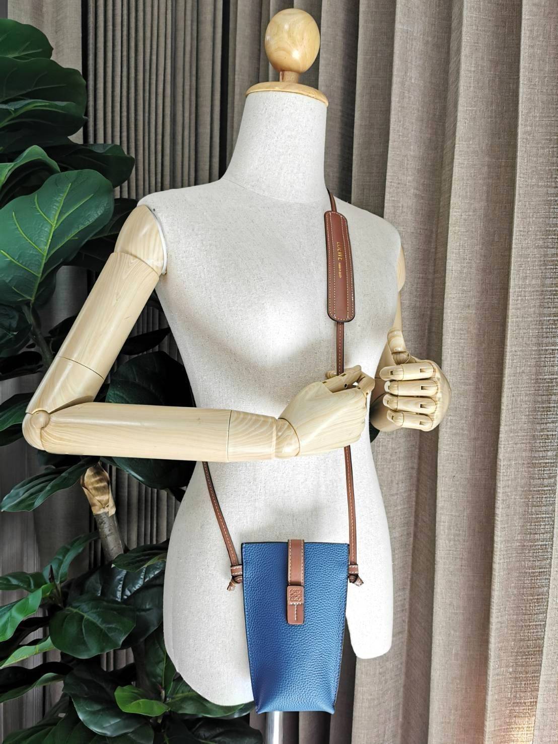 LOEWE MINI CROSSBODY BAG GIFT WITH PURCHASE (GWP) กระเป๋าสะพาย Limited จาก LOEWE วัสดุ Calfskin หนังแท้หนังสวยอยู่ทรงขนาดมินิดีไซน์มินิมอล ภายในโล่งใส่มือถือ บัตร ของจุกจิกได้ ด้านหลังมีช่องใส่ของ พร้อมสายหนังแท้คล้องคอได้ สะพายไหล่ Crossbody ได้ สายเลื่อ