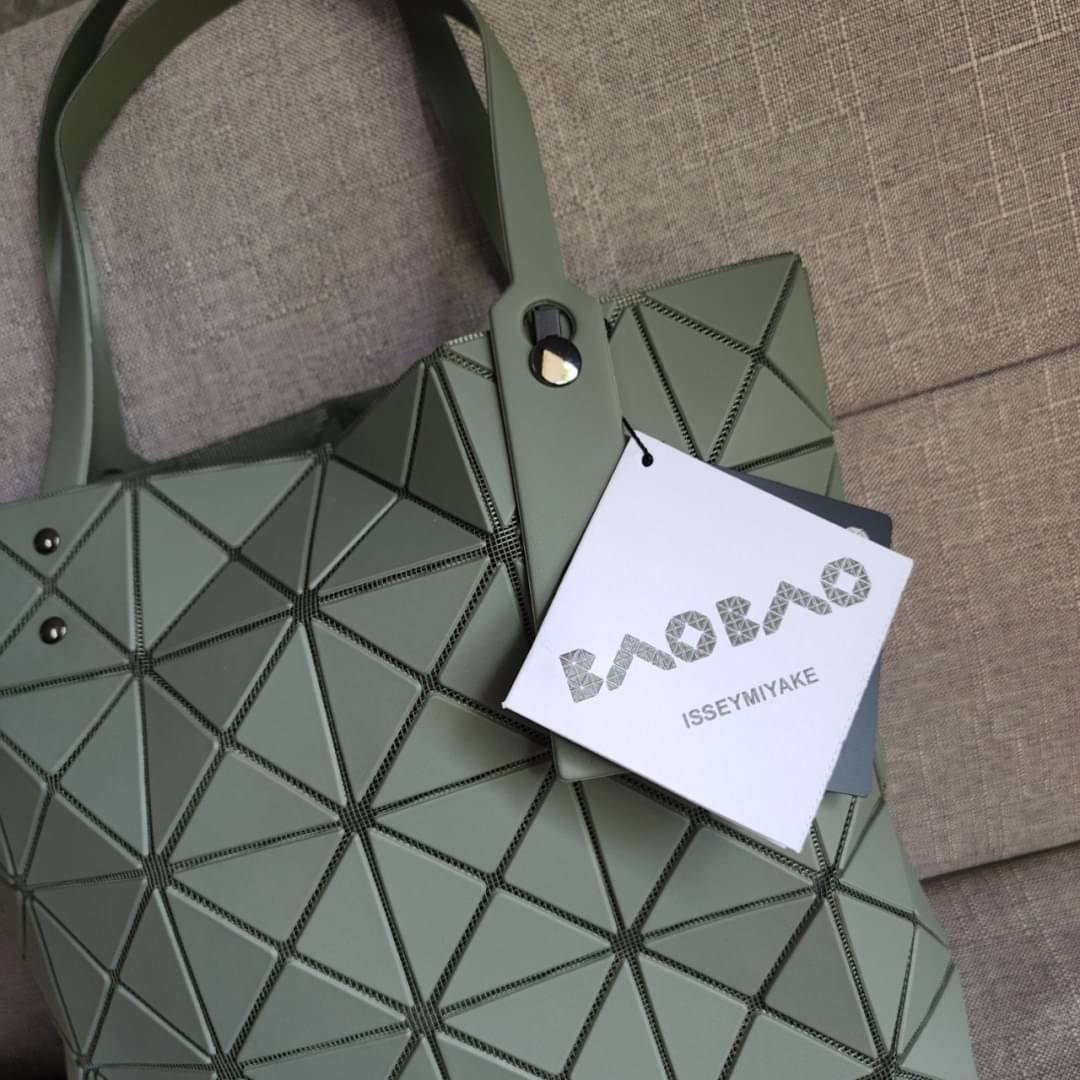 BAO BAO ISSEY MIYAKE LUCENT ONE-TONE กระเป๋า Bao Bao จากแบรนด์ดัง Issey Miyake แบรนด์แฟชั่นจากประเทศญี่ปุ่น ซึ่งมีสินค้ามากมายไม่ว่าจะเป็นเสื้อผ้า นาฬิกา น้ำหอม และที่ขาดไม่ได้นั่นก็คือ กระเป๋า Bao Bao ที่มีความพิเศษในเรื่องของวัสดุและดีไซน์ที่ครองใจสถาปน