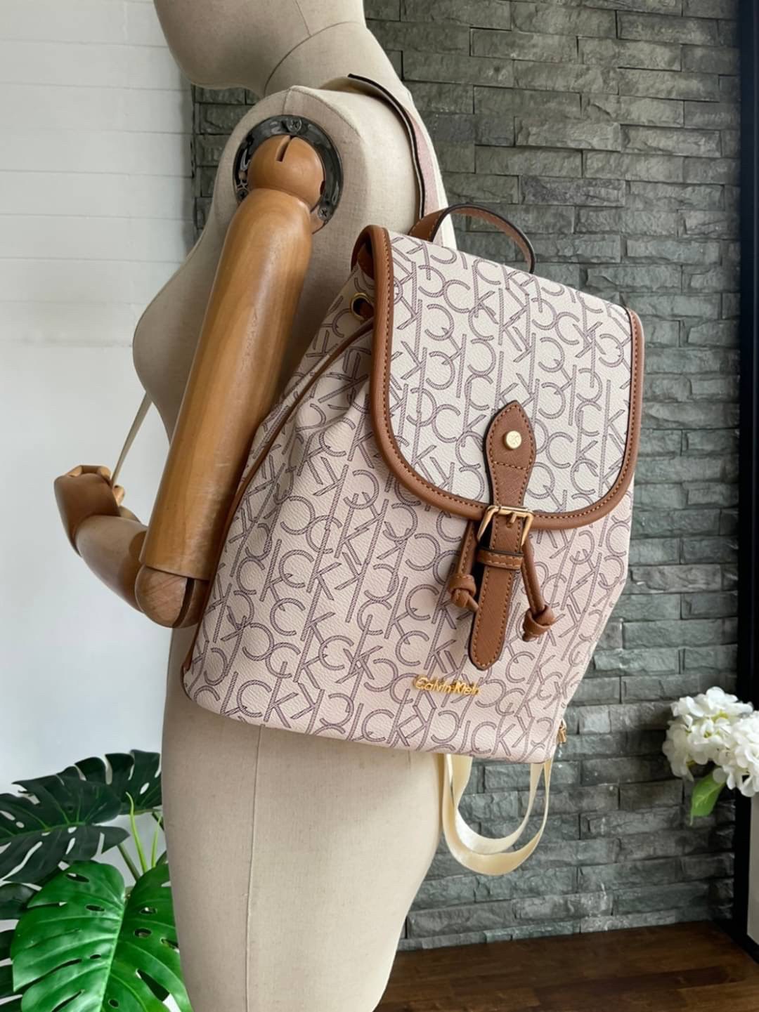 CALVIN KLEIN Monogram Backpack กระเป๋าสะพายเป้รุ่นใหม่ชนช้อป รุ่นยอดนิยม วัสดุ PVC คุณภาพดี หนังนิ่มสวย ฐานกระเป๋าแข็ง ตั้งอยู่ทรงรองรับน้ำหนักได้ดีมากๆ ตัวกระเป๋ามีน้ำหนักเบา ด้านหน้าประดับด้วยโลโก้แบรนด์ สายยาวดีไซน์เก๋ สะพายไม่เจ็บไหล่ เลื่อนปรับได้ฟรี