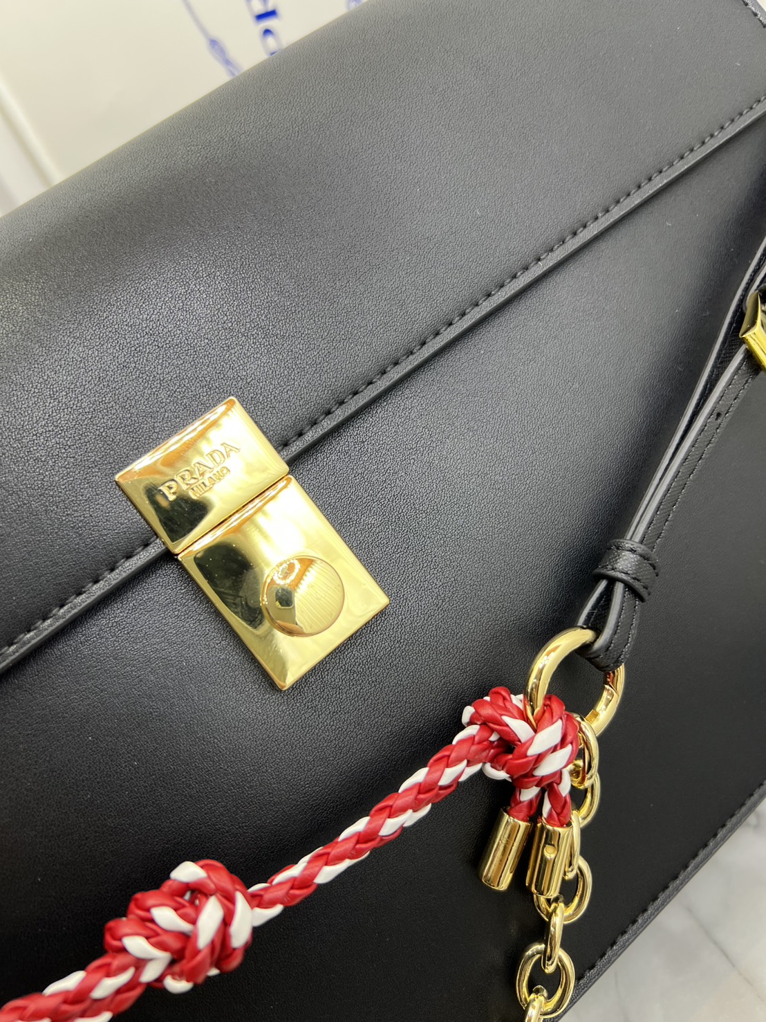 ORI หนังแท้ | 35cm Prada Soft Sound large leather shoulder bag with charms กระเป๋าสะพายทรงกล่องใบใหญ่ รุ่นใหม่ล่าสุด มาแรงแบบเกินต้าน ด้วยดีไซน์เรียบ แต่มีกิมมิคเท่ห์ๆ ที่สายและพวงห้อยหลากสีสุดคิวท์