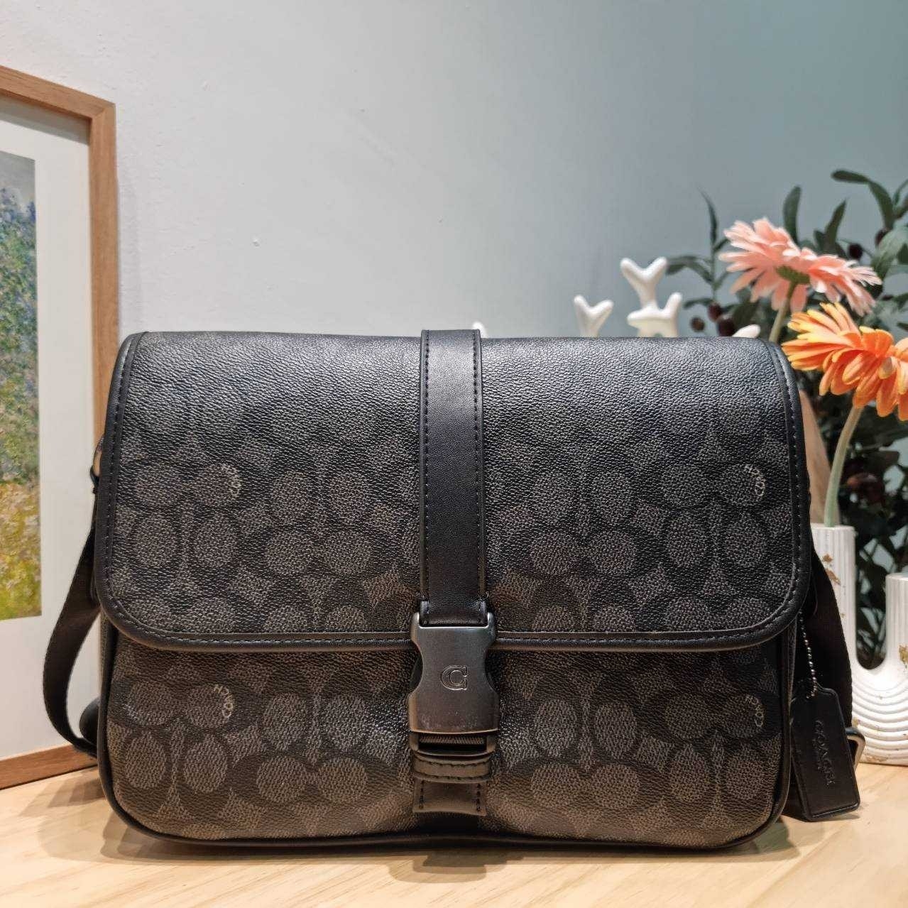 COACH CU202 LEAGUE MESSENGER BAG IN SIGNATURE CANVAS กระเป๋าสะพายทรง messenger สุดฮอต ที่ดีไซน์รูปแบบให้สปอร์ตขึ้น และหรูขึ้น แต่ยังคงคลาสสิค ขนาดใบใหญ่กำลังดี