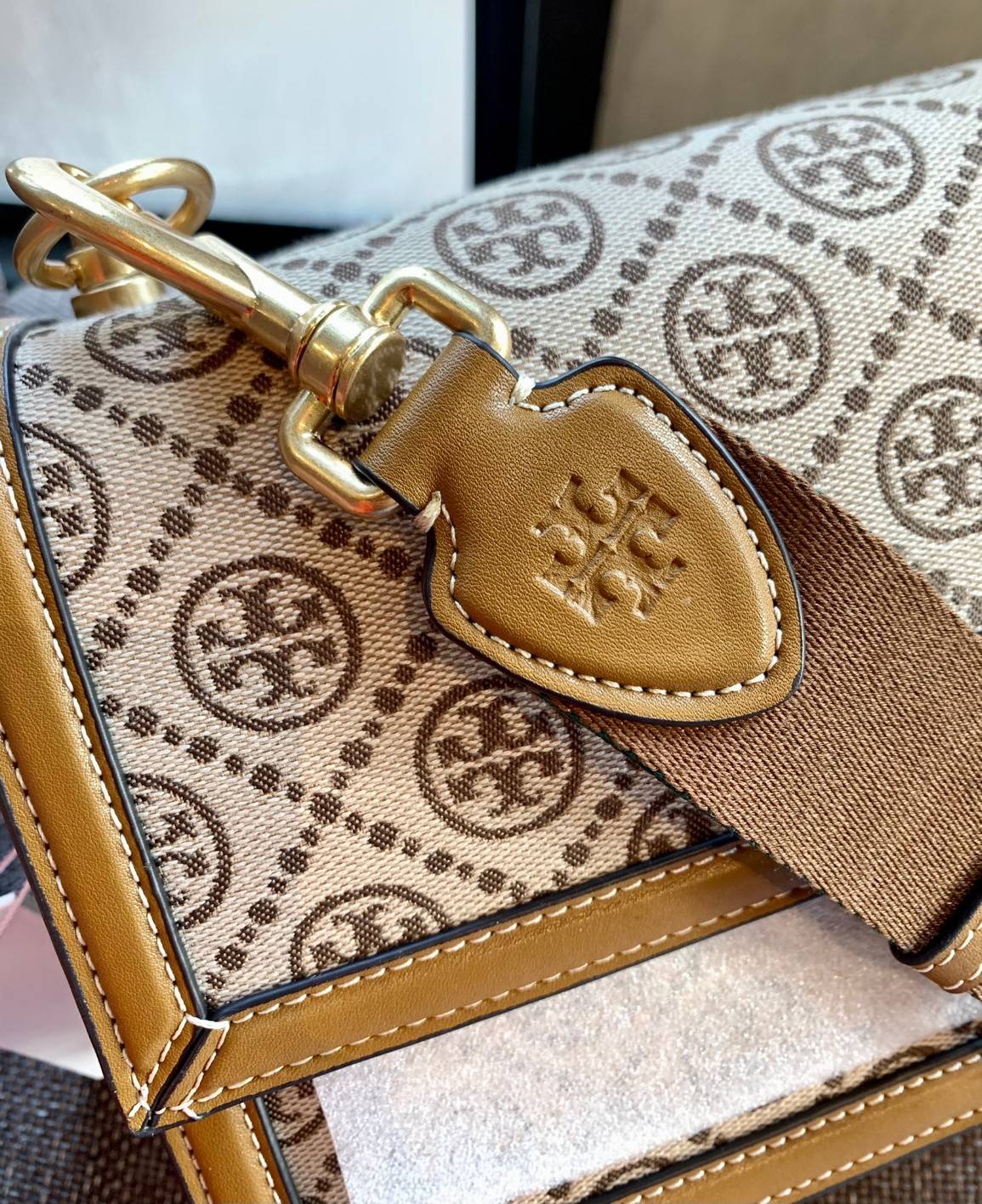 คุณภาพจัดเต็มกันเลยค่าา😘Tory Burch T Monogram Jacquard Shoulder Bag ห้ามพลาด! กระเป๋าสะพายแบบครอสบอดี้ร์ วัสดุJacquard+หนังแท้ชั้นดี ได้ลงตัวสวยงาม รูปแบบร่วมสมัยตามแบบฉบับแบรด์ได้ดีทีเดียวค่ะ! เปิดปิดกระเป๋าแบบอะไหล่แบรนด์ล็อคแม่เหล็ก