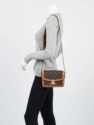 VIP 】Celine TEEN MEDIUM TRIOMPHE BAG IN TRIOMPHE CANVAS สาวๆที่กำลังมองหากระเป๋าน่ารักเอาไว้ใช้ในวันสบาย ๆ แต่ไม่รู้เลือกกระเป๋า Celine รุ่นไหนดี แนะนำรุ่นนี้เลยคะ เป็นกระเป๋าสะพายข้างขนาดกำลังดี สวยแบบคลาสสิก หรูหราด้วยแคนวาสเคลือบลาย Triomphe อีกทั้งยัง