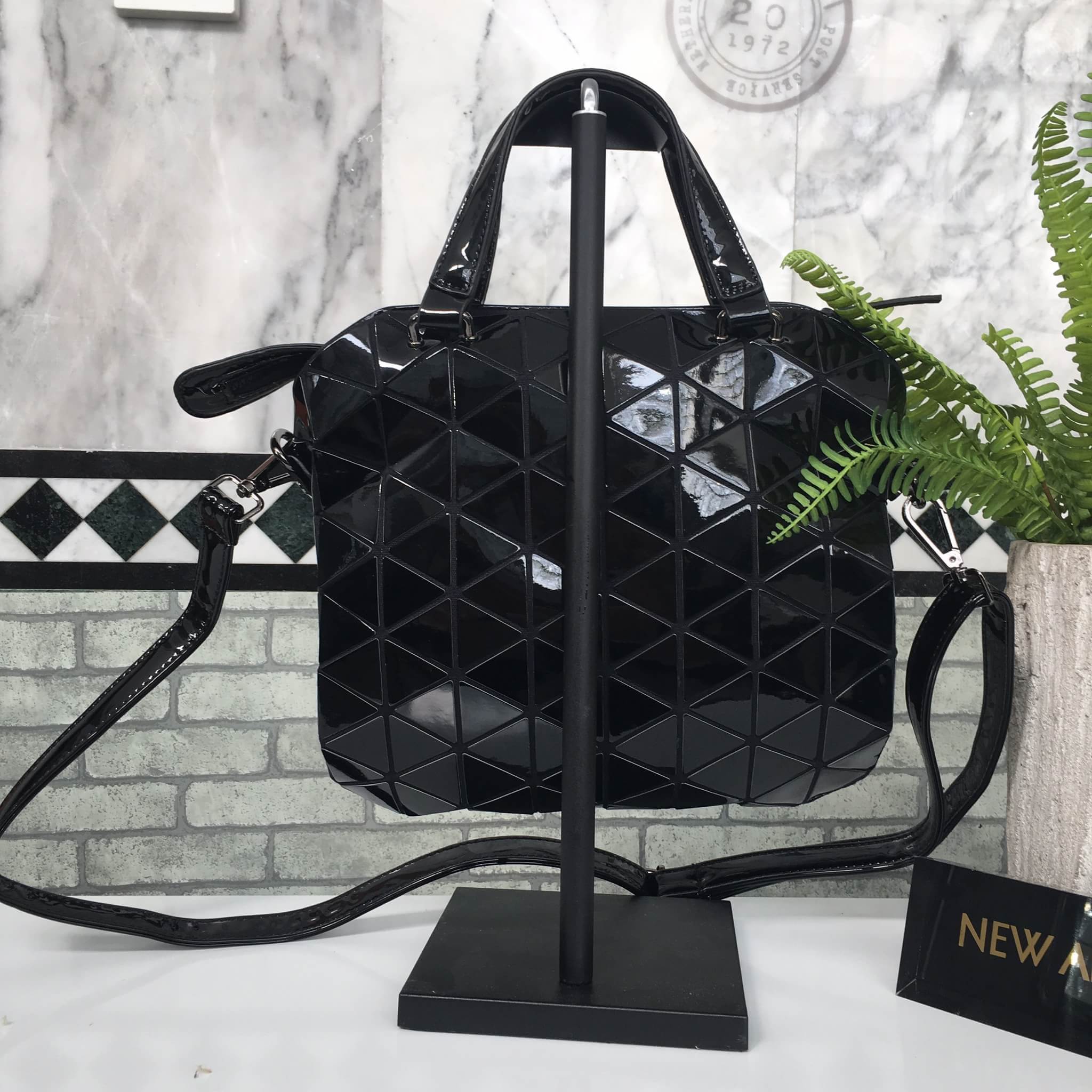 ทรงสุดฮิตจากแบรนด์ David Jones กระเป๋า ทรง Tote ตัวกระเป๋าเย็บติด ด้วยแผ่นอคิลิค สีดำสุดหรู ดีไซน์เกร๋ #จุดเด่นที่ น้ำหนักเบา สามารถ ถือ หรือ สะพายไหล่ได้คะ ใบใหญุจุของคุ้ม แต่น้ำหนักเบาคะ มีใบเดียวจบ #ควรมีติดตู้คะแนะนำเลย